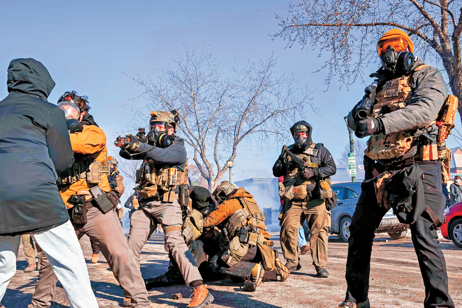 　　圖：在明尼阿波利斯反ICE示威中，一名民眾被聯邦執法人員按倒在地。\法新社