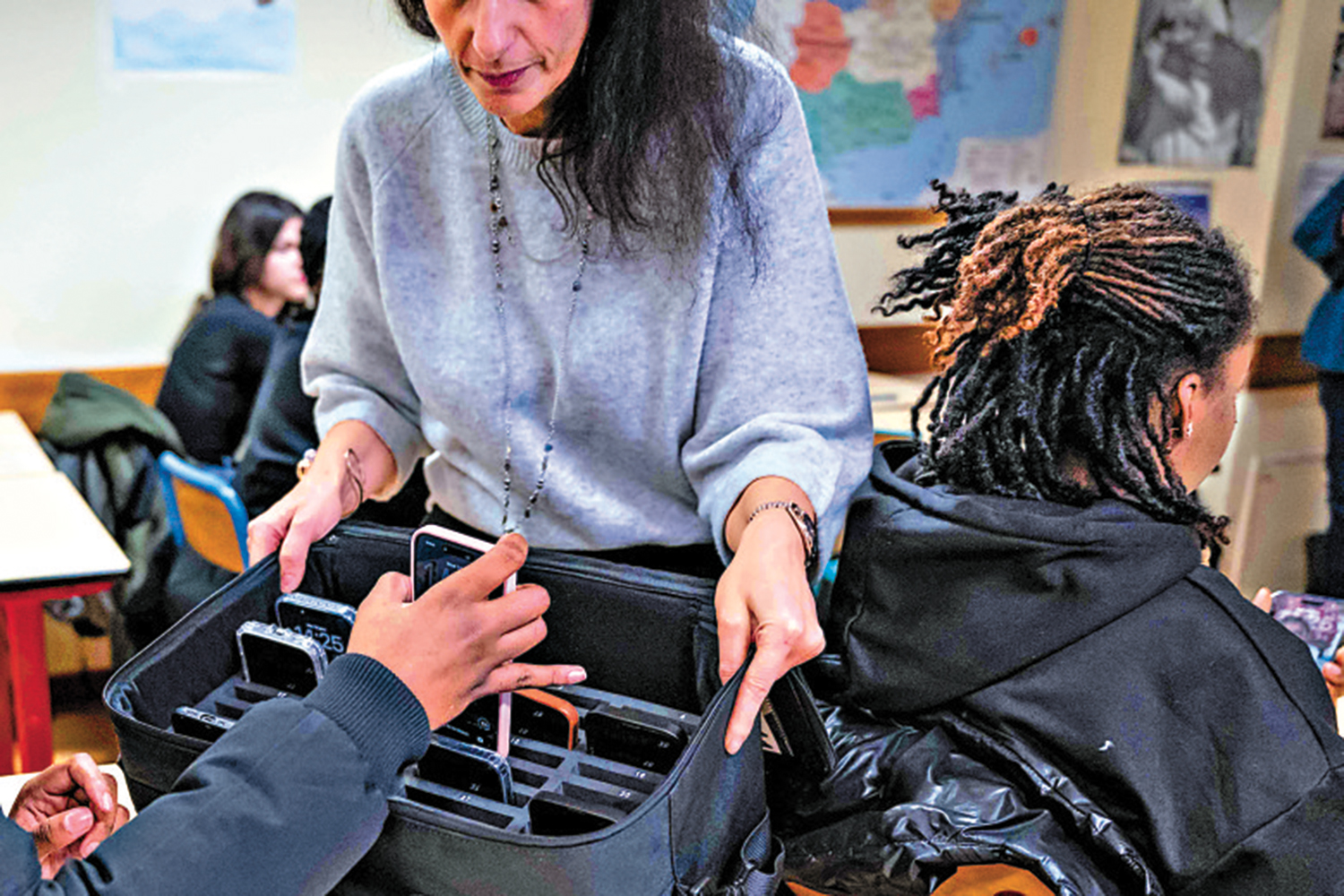 　　圖：法國國民議會通過禁止15歲以下青少年使用社交媒體的法案。圖為法國一所高中在上課前收走學生手機。\法新社