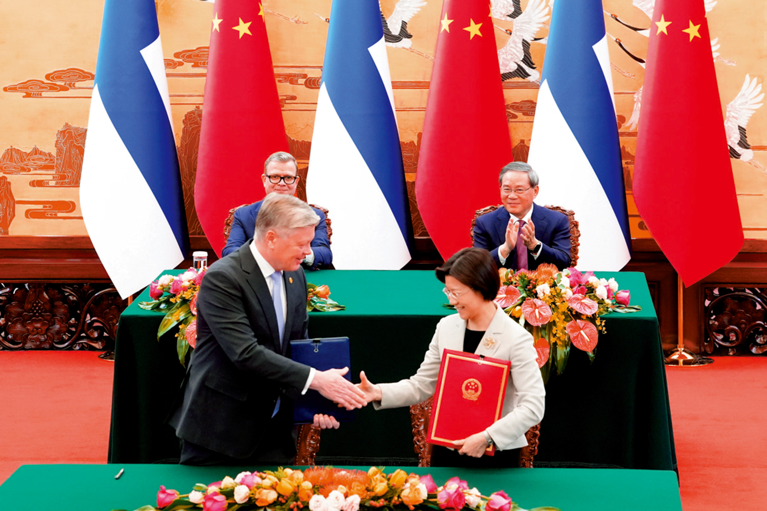 　　圖：1月27日，國務院總理李強同芬蘭總理奧爾波會談後，共同見證簽署科技、住建、海關、文旅、經貿、能源等領域合作文件。\中新社