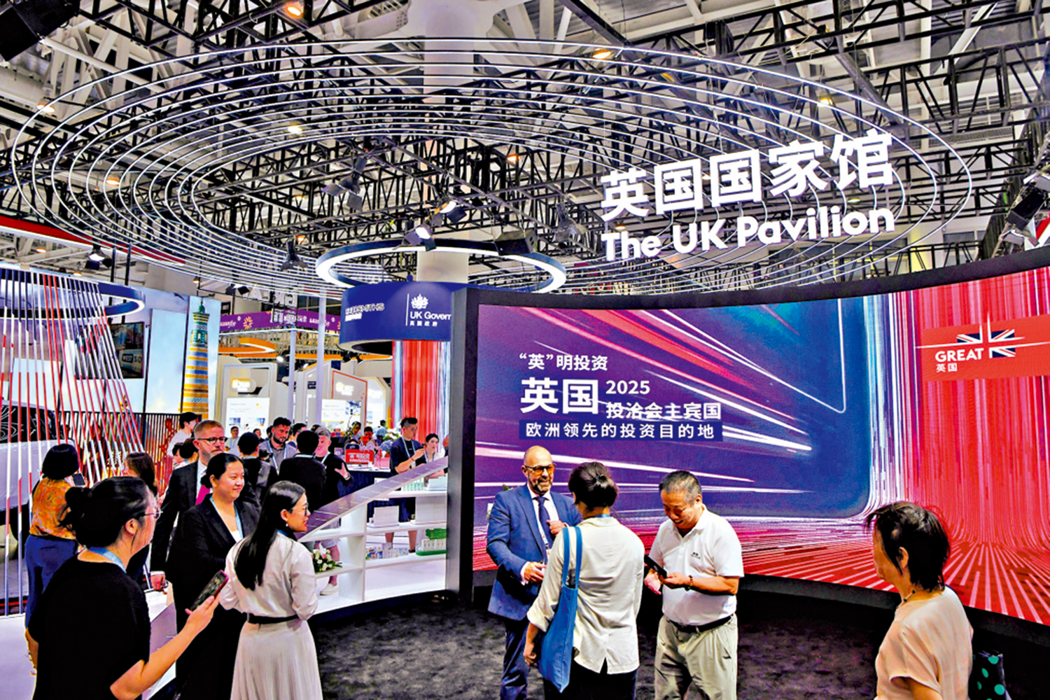 　　圖：去年在廈門舉辦的第二十五屆中國國際投資貿易洽談會上，主賓國英國國家館吸引民眾參觀。\中新社