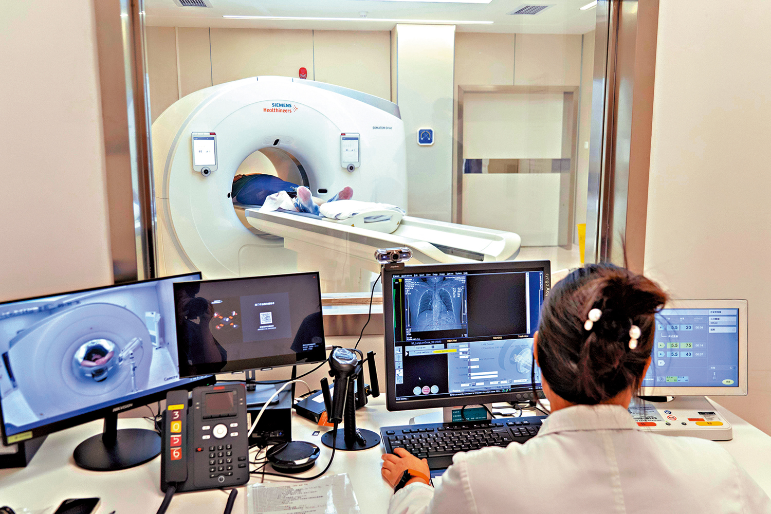 　　圖：港人在深圳指定醫院就診後，其檢查影像及報告數據可授權傳至「醫健通」。圖為患者在深圳新風和睦家醫院進行影像檢查。