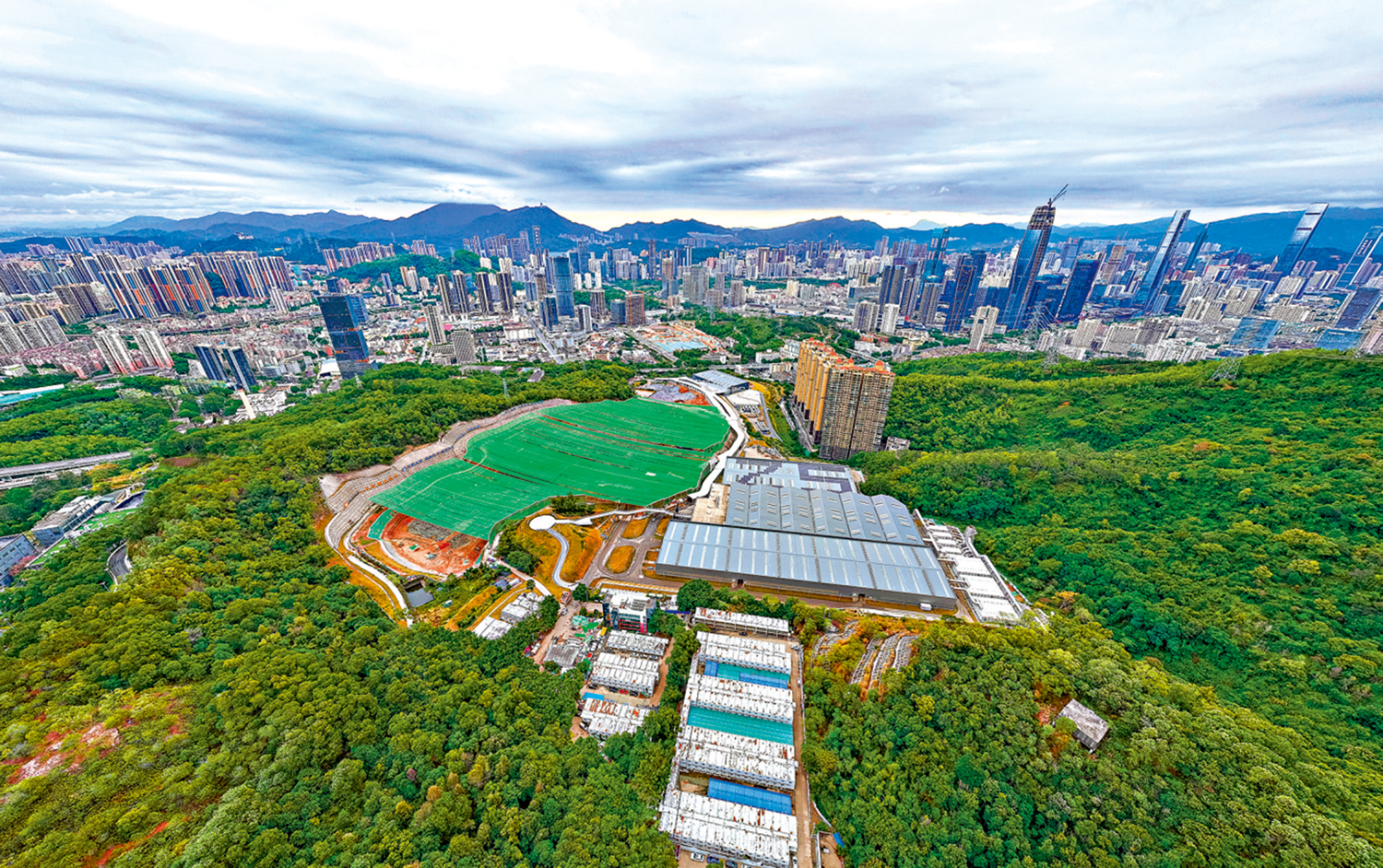 　　圖：玉龍垃圾搬遷治理工程計劃於今年9月底全部開挖完成。圖為深圳市羅湖區玉龍填埋場施工現場。