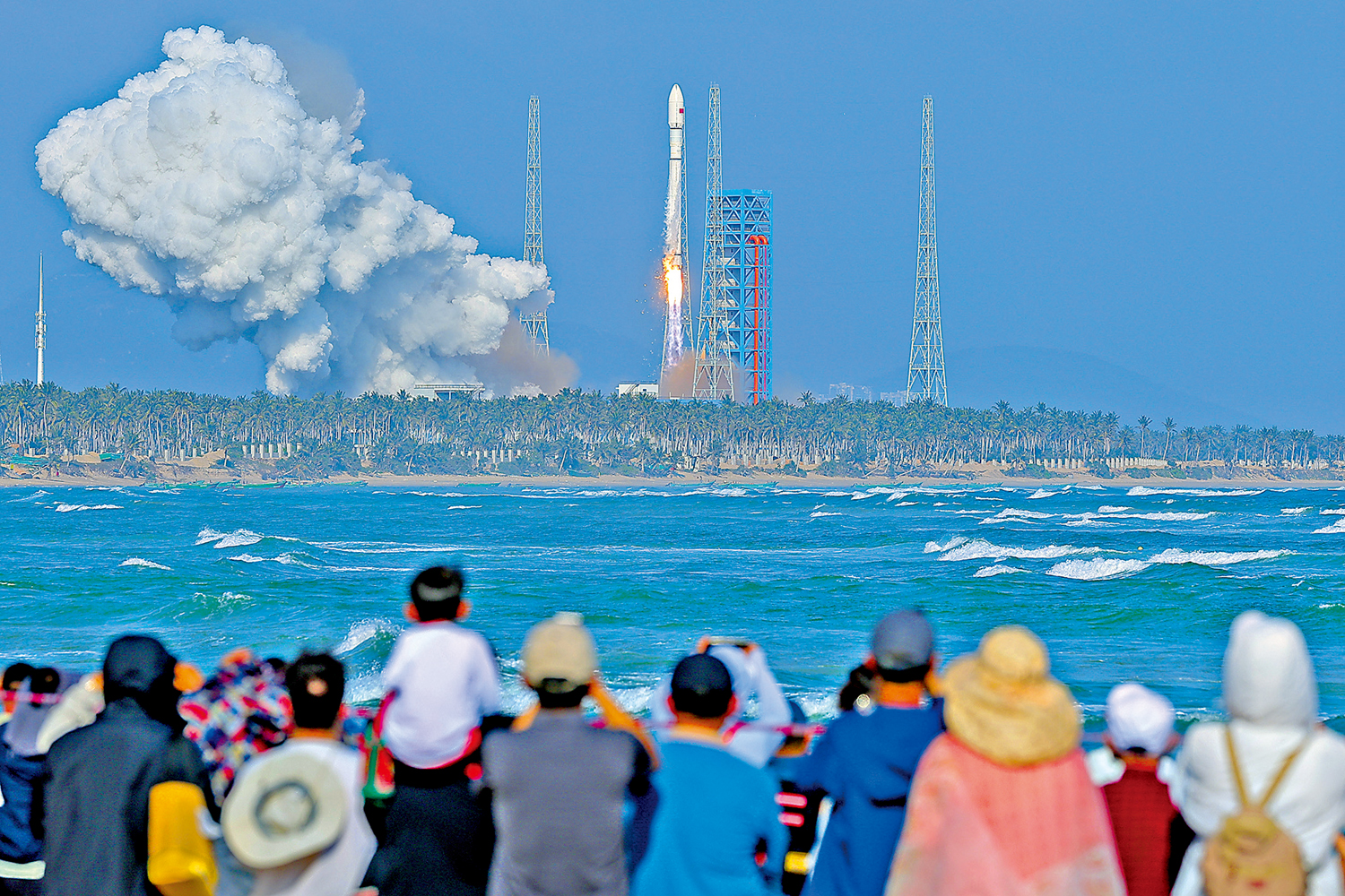 　　圖：中國科學院大學成立星際航行學院。圖為1月19日，民眾在海南觀看長征十二號運載火箭發射升空。\中新社