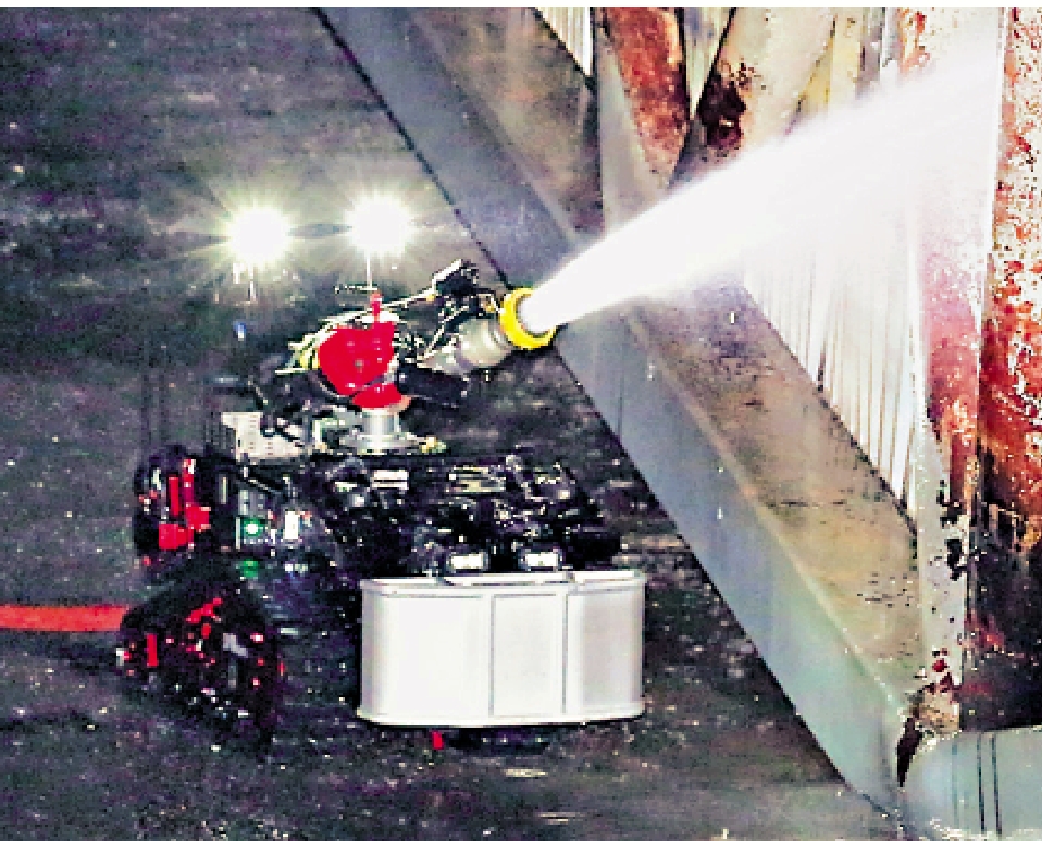 　　圖：消防近年引入的一款滅火機械人。