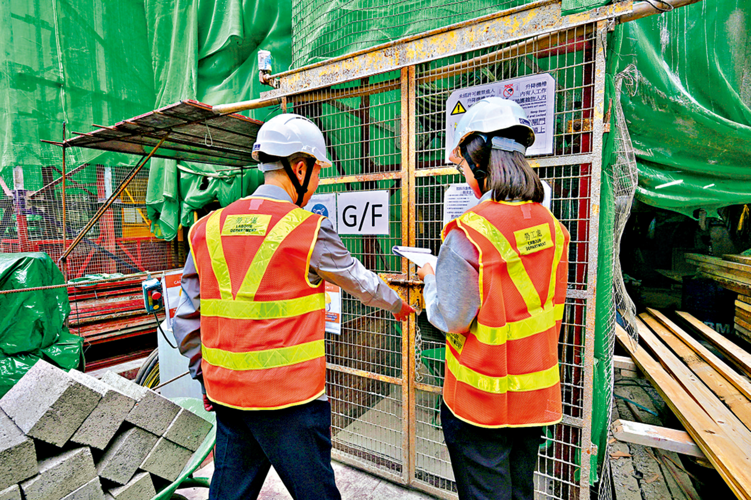 　　圖：去年最少發生37宗致命工業事故，造成42人死亡，建造業是工業意外重災區。圖為職業安全主任巡查建築地盤。
