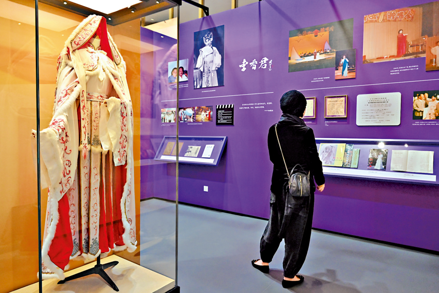 　　圖：「中國戲曲的女兒─紅線女藝術生平基本陳列展」展出粵劇《昭君出塞》的戲服。\中新社