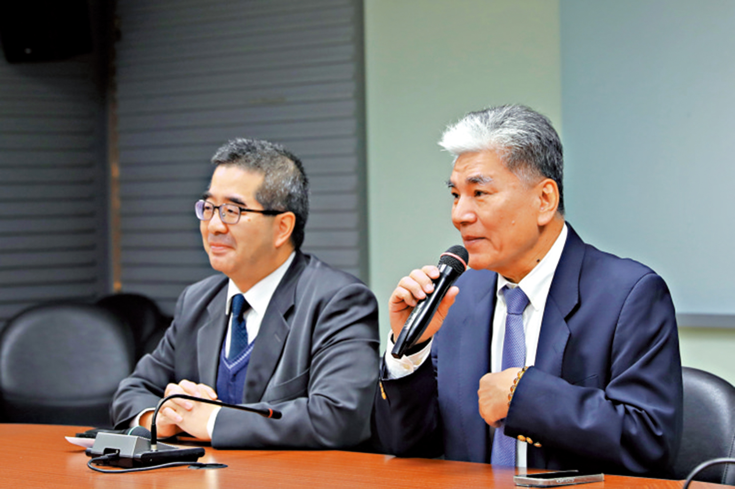 　　圖：國民黨28日在台北舉行記者會，介紹台灣方面參加國共兩黨智庫論壇的情況。\中新社