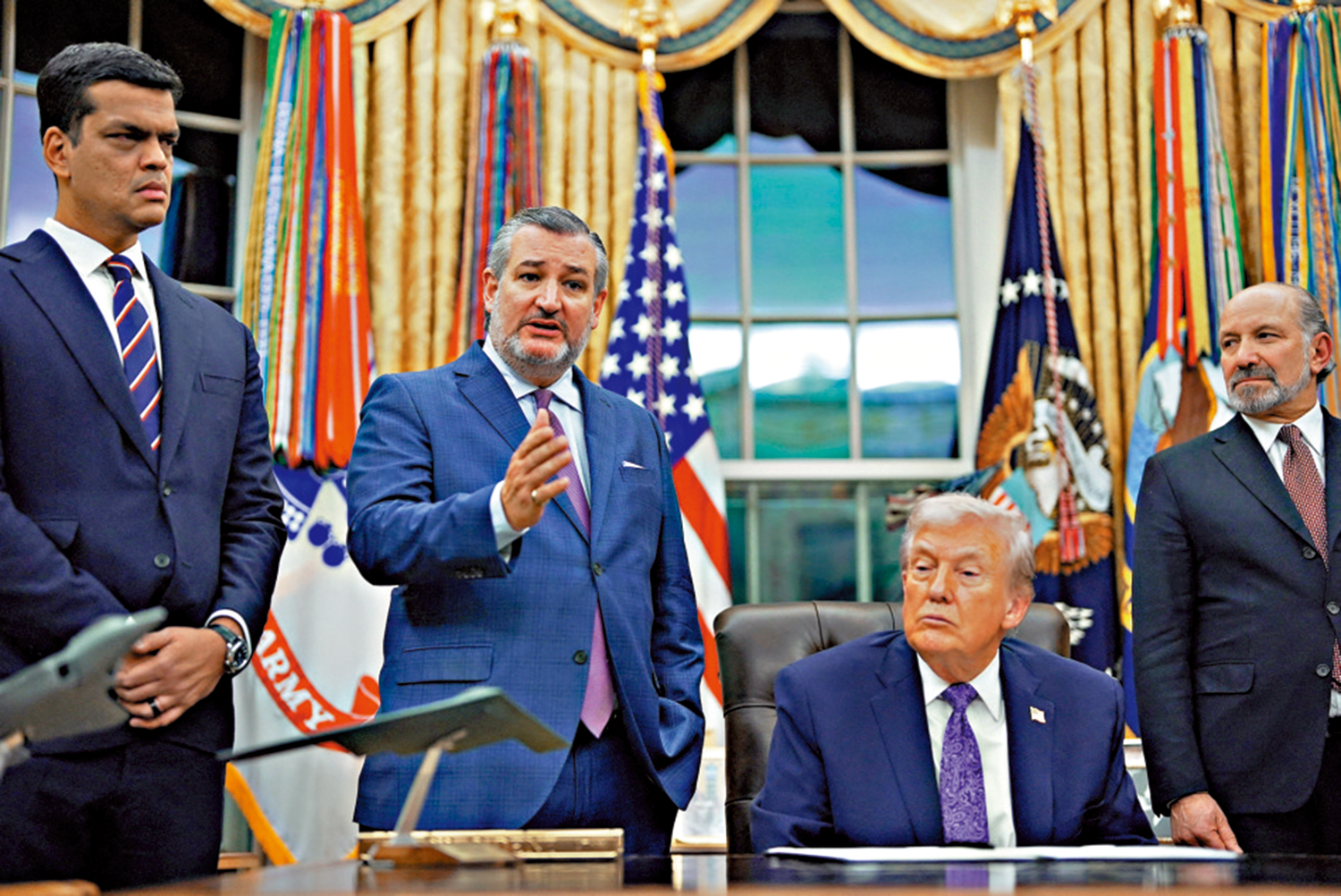 　　圖：得州共和黨籍參議員克魯茲（左二）與特朗普（右二）去年12月在白宮橢圓形辦公室。\路透社