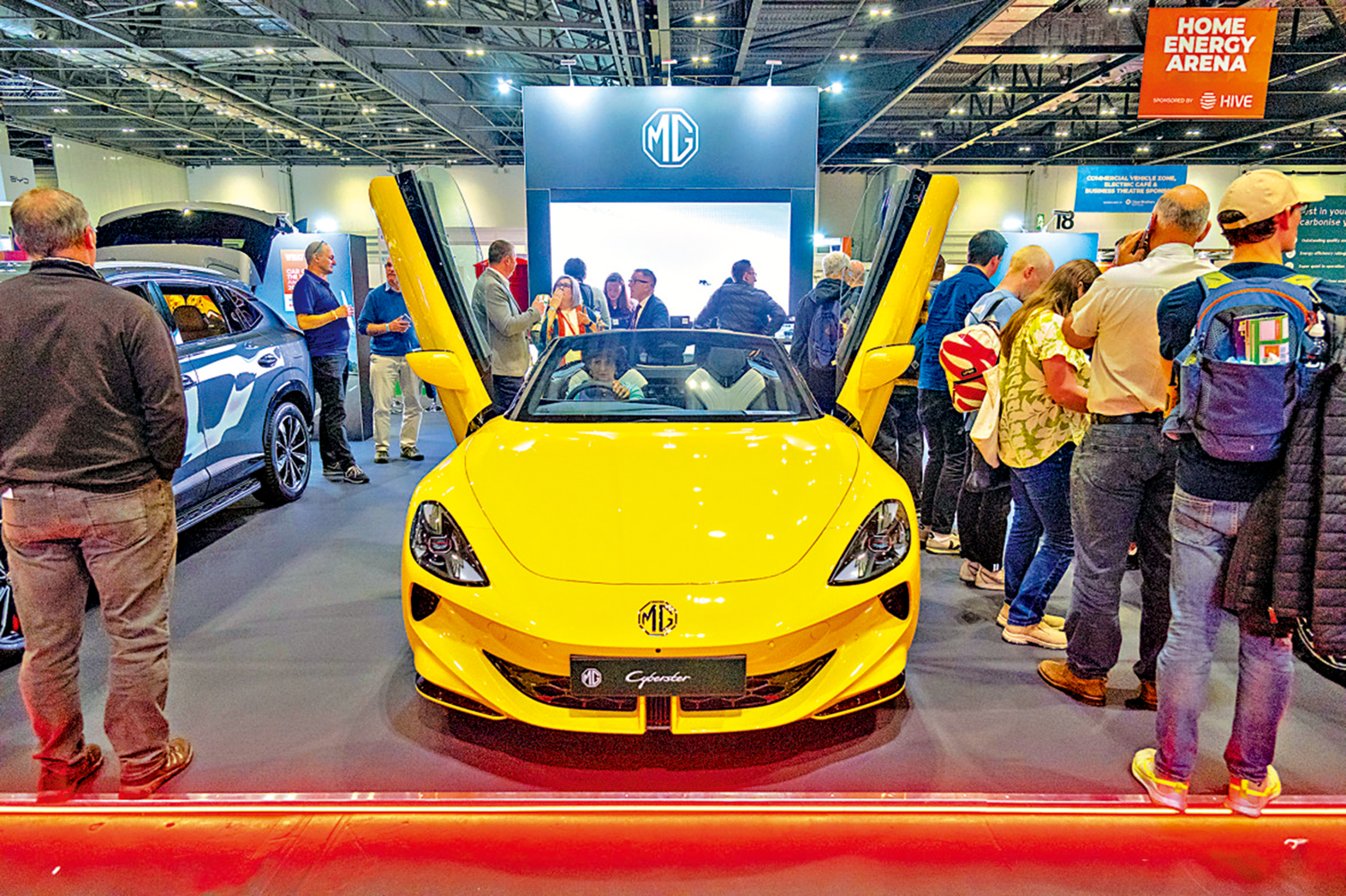 　　圖：英國民眾在倫敦車展名爵展台參觀電動汽車。\新華社