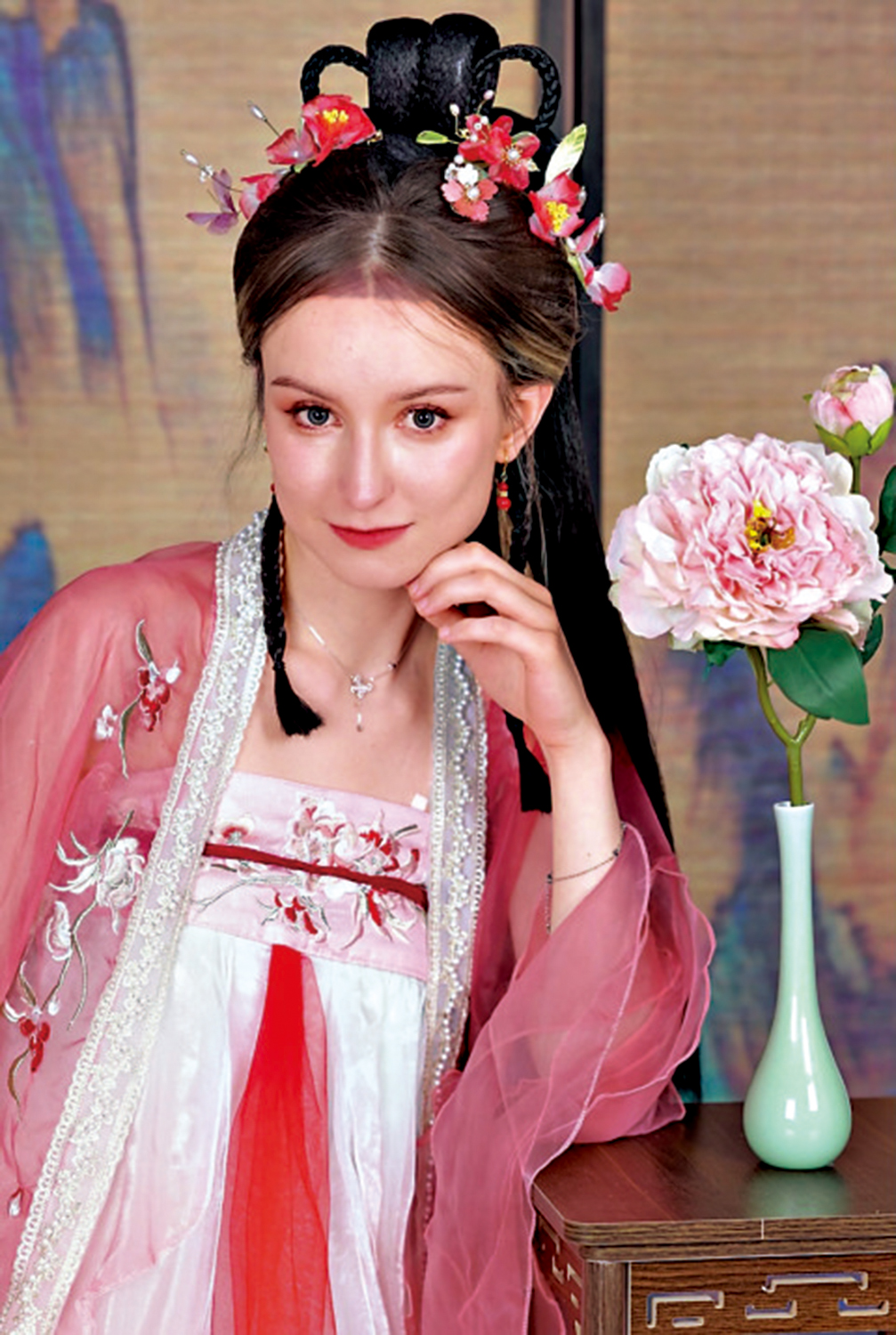 　　圖：來自英國的遊客kropka體驗拍攝「中式寫真」。\受訪者供圖