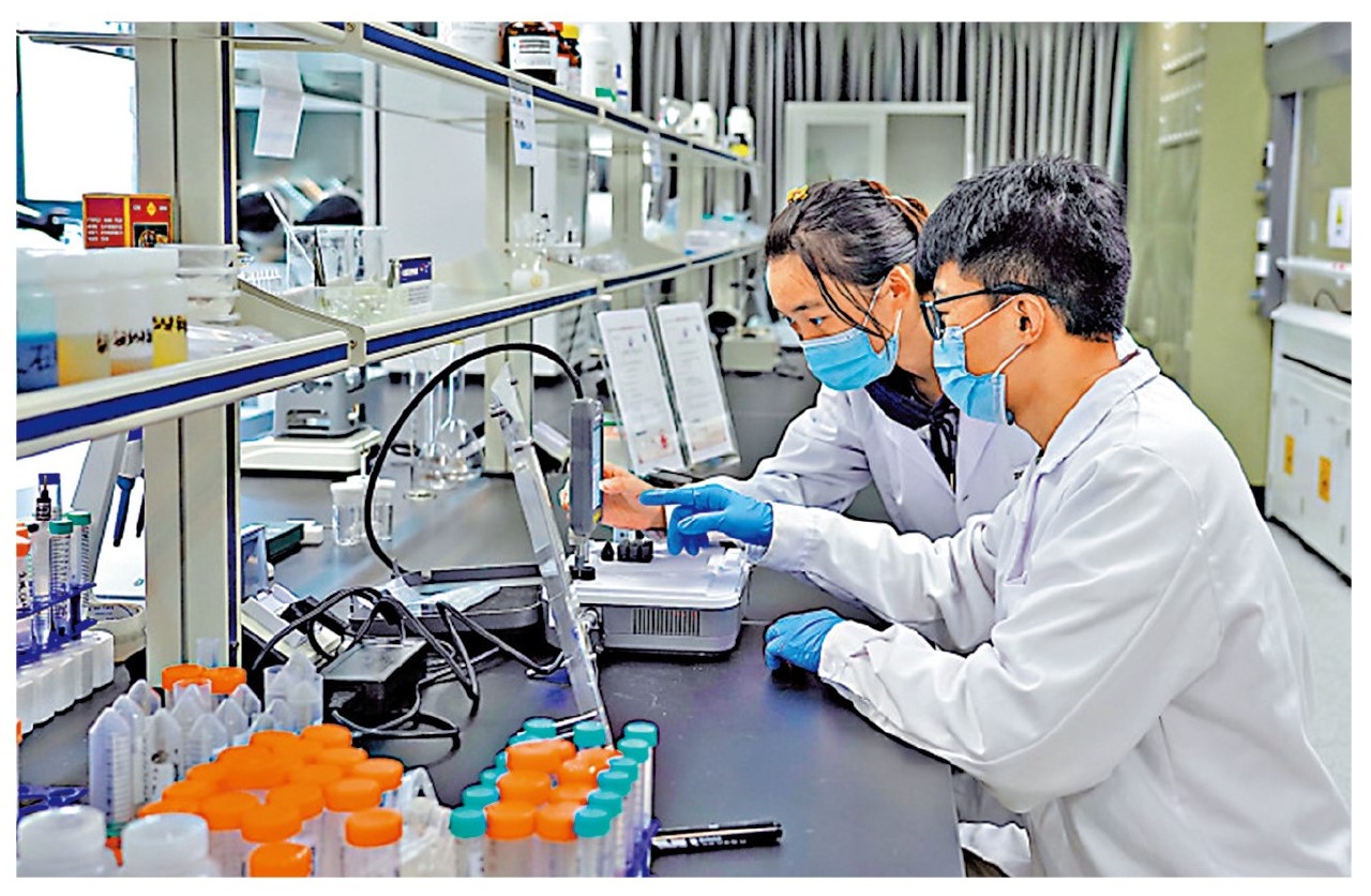 　　圖：位於河套合作區內的香港城市大學物質科學研究院（福田）實驗室中，研究人員正在做實驗。