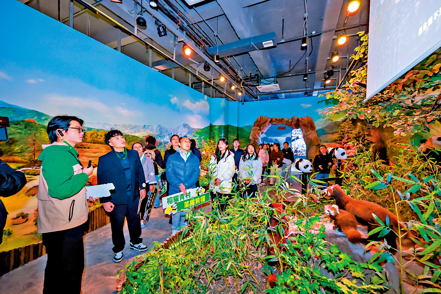 　　圖：民進黨當局阻撓兩岸旅遊往來，但阻擋不了台灣年輕人到大陸走走看看。圖為台灣青年探訪福州熊貓世界。/新華社