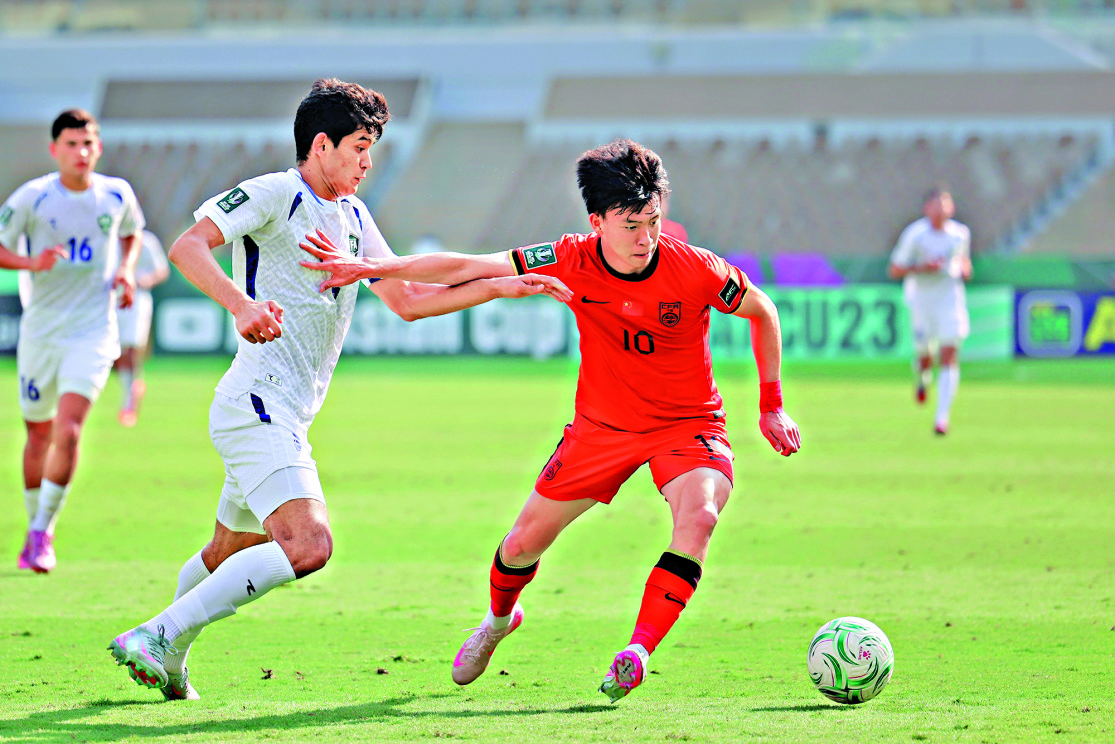 　　圖：U23國足（紅衫）日前獲亞洲盃亞軍，提振了中國足球的精氣神。