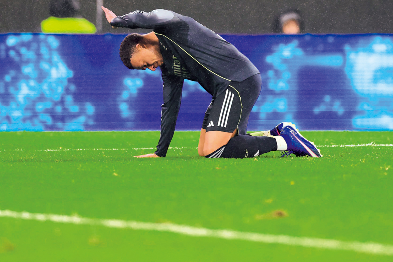 　　圖：麥巴比在皇馬落敗後拍打草地。\法新社