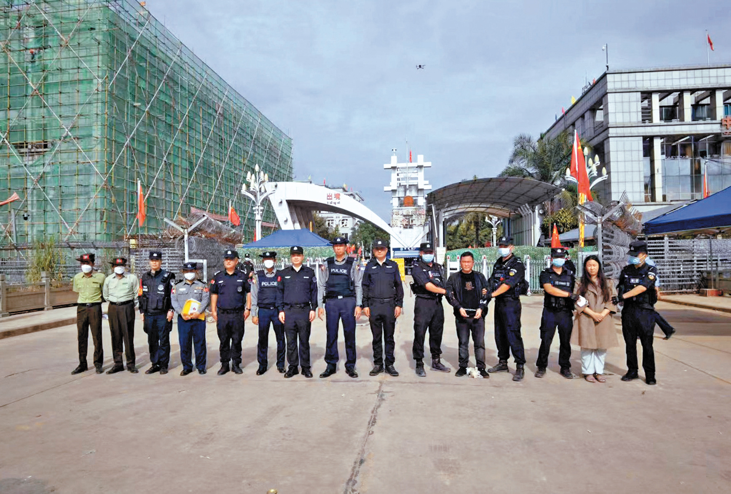 　　圖：據通報，緬北明家犯罪集團案明國平、明珍珍等11人已被執行死刑。圖為2023年11月16日，緬北果敢自治區電信網絡詐騙犯罪集團重要頭目明國平（右五）、明珍珍（右二）被移交我公安機關。\新華社