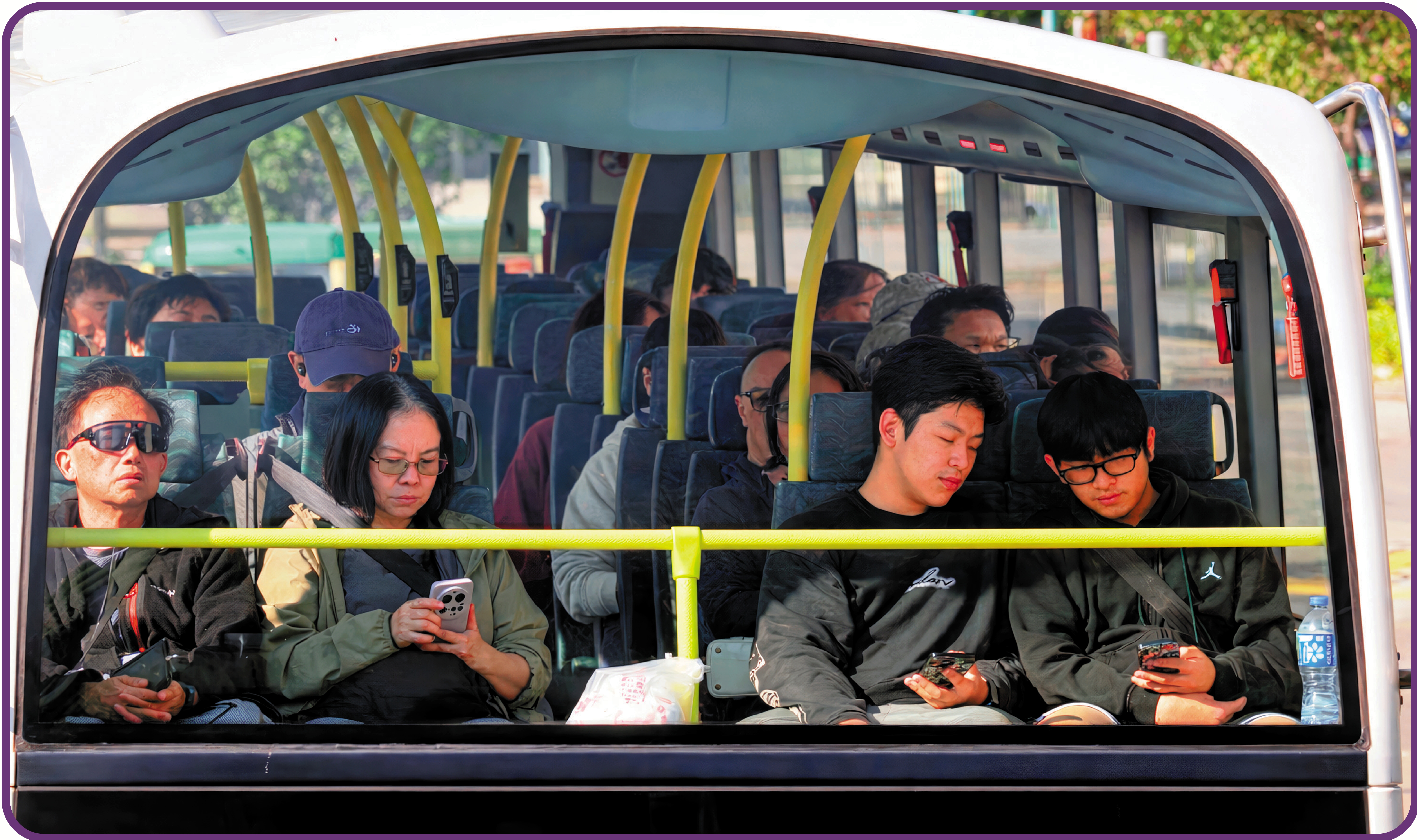 　　圖：巴士強制佩戴安全帶規例將暫緩實施，待完善及優化相關條例後再推出。\大公報記者黃洋港攝