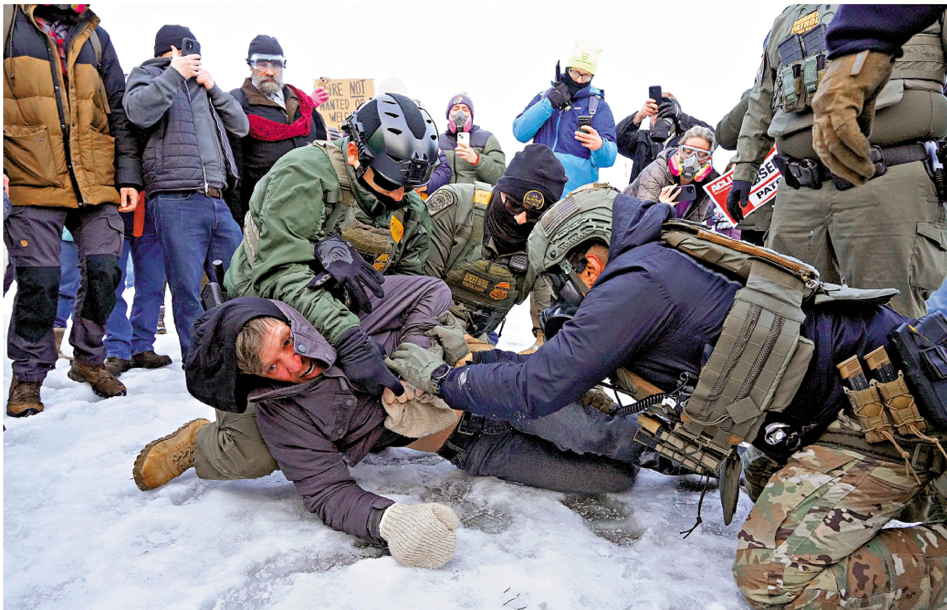　　圖：聯邦特工在明尼阿波利斯市逮捕示威者。\路透社