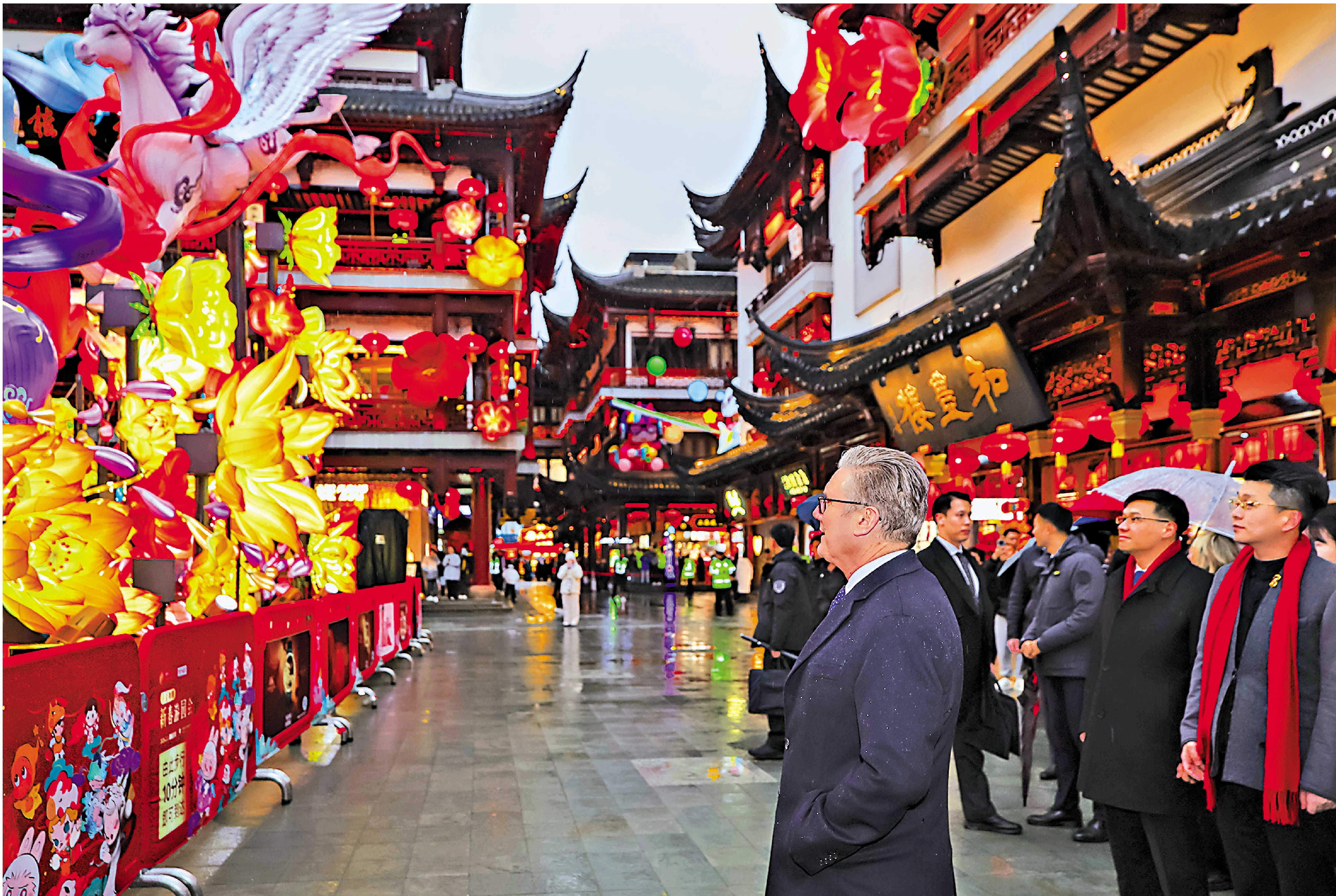 　　圖：1月30日，英國首相斯塔默在上海豫園欣賞主題花燈。\新華社