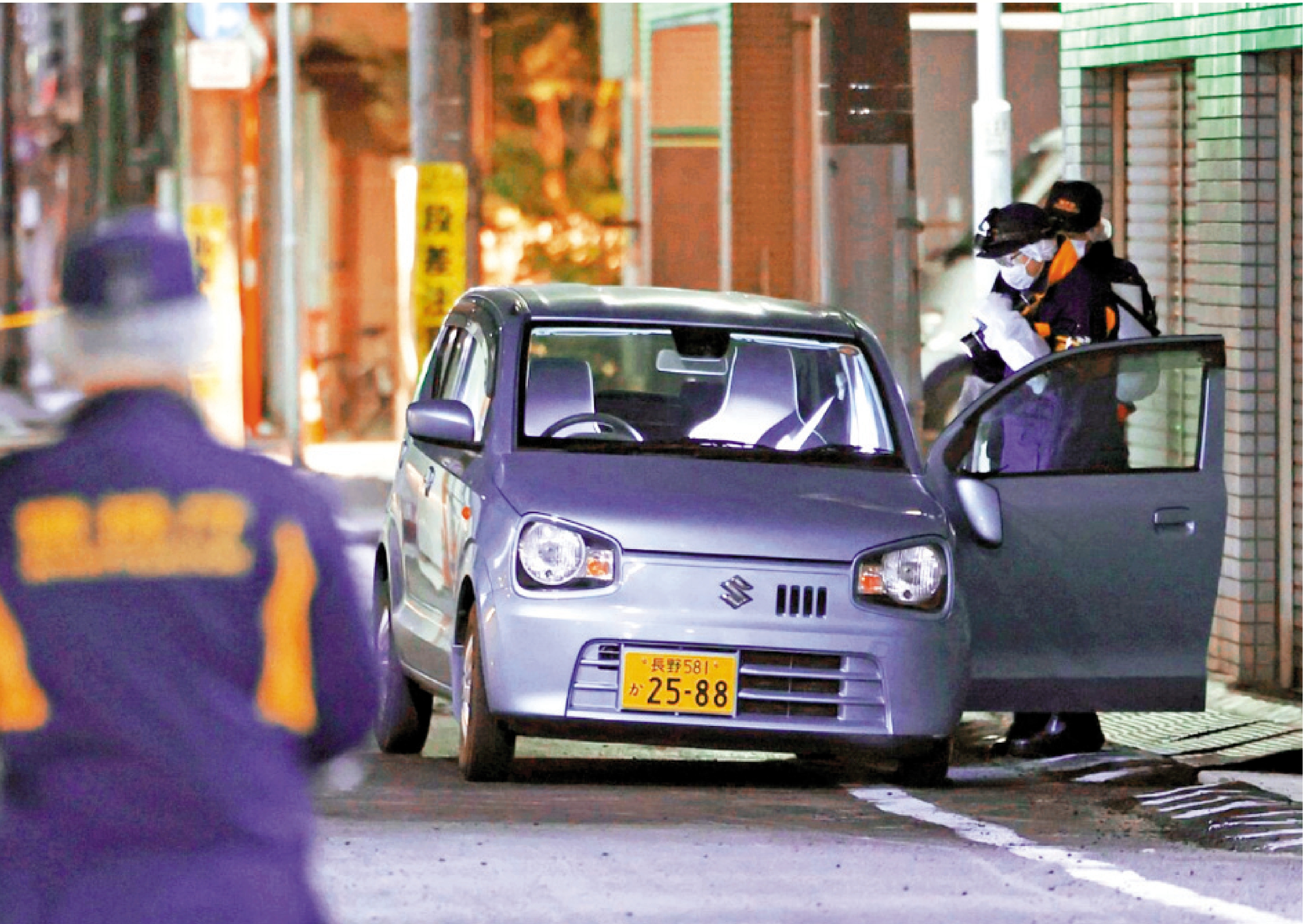 　　圖：疑屬於搶劫4.2億日圓3人團夥的藍色微型車被遺棄在日本東京案發現場附近。