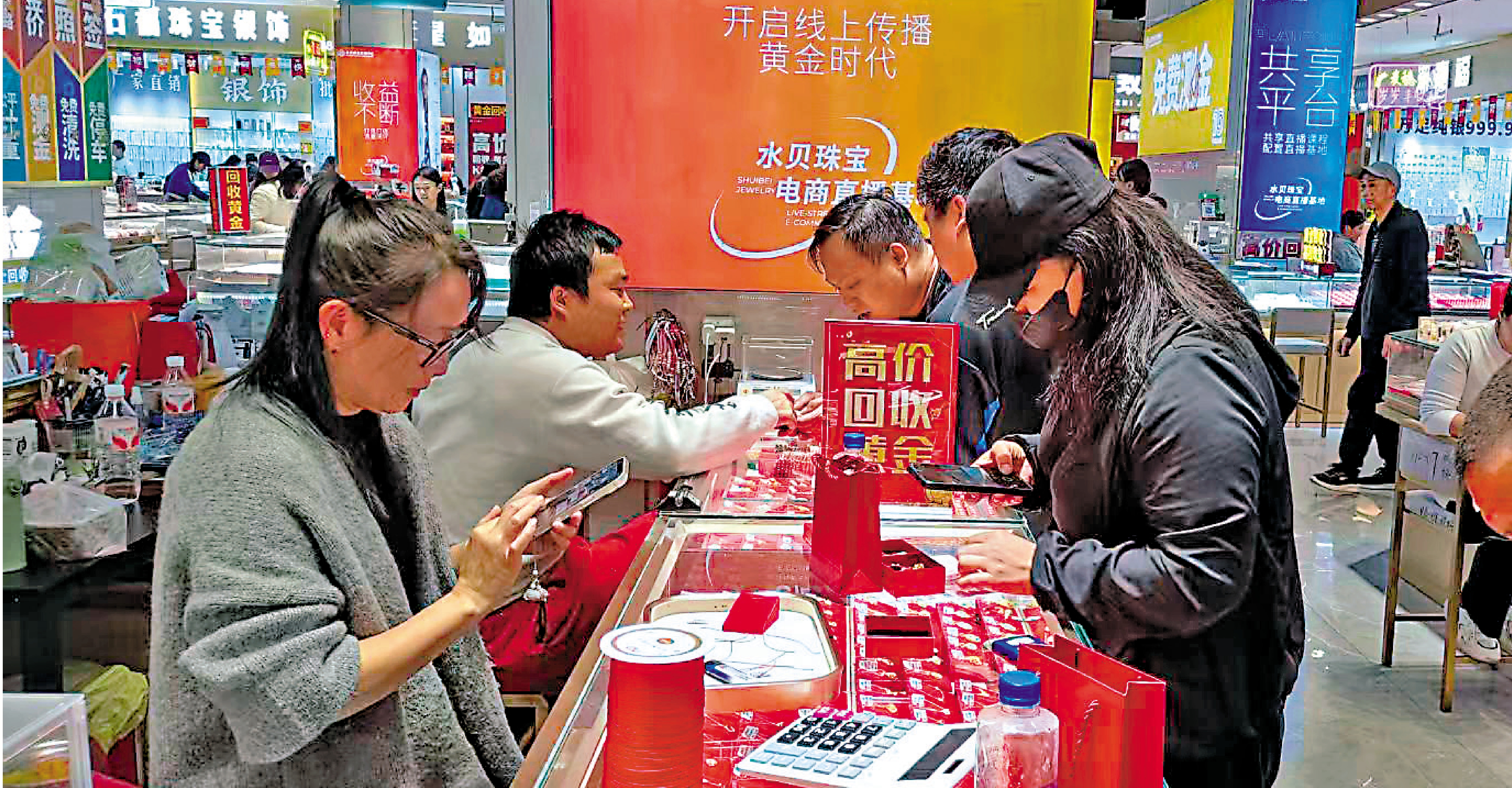 　　圖：大量顧客進入水貝黃金交易中心挑選黃金飾品。\大公報記者李昌鴻攝