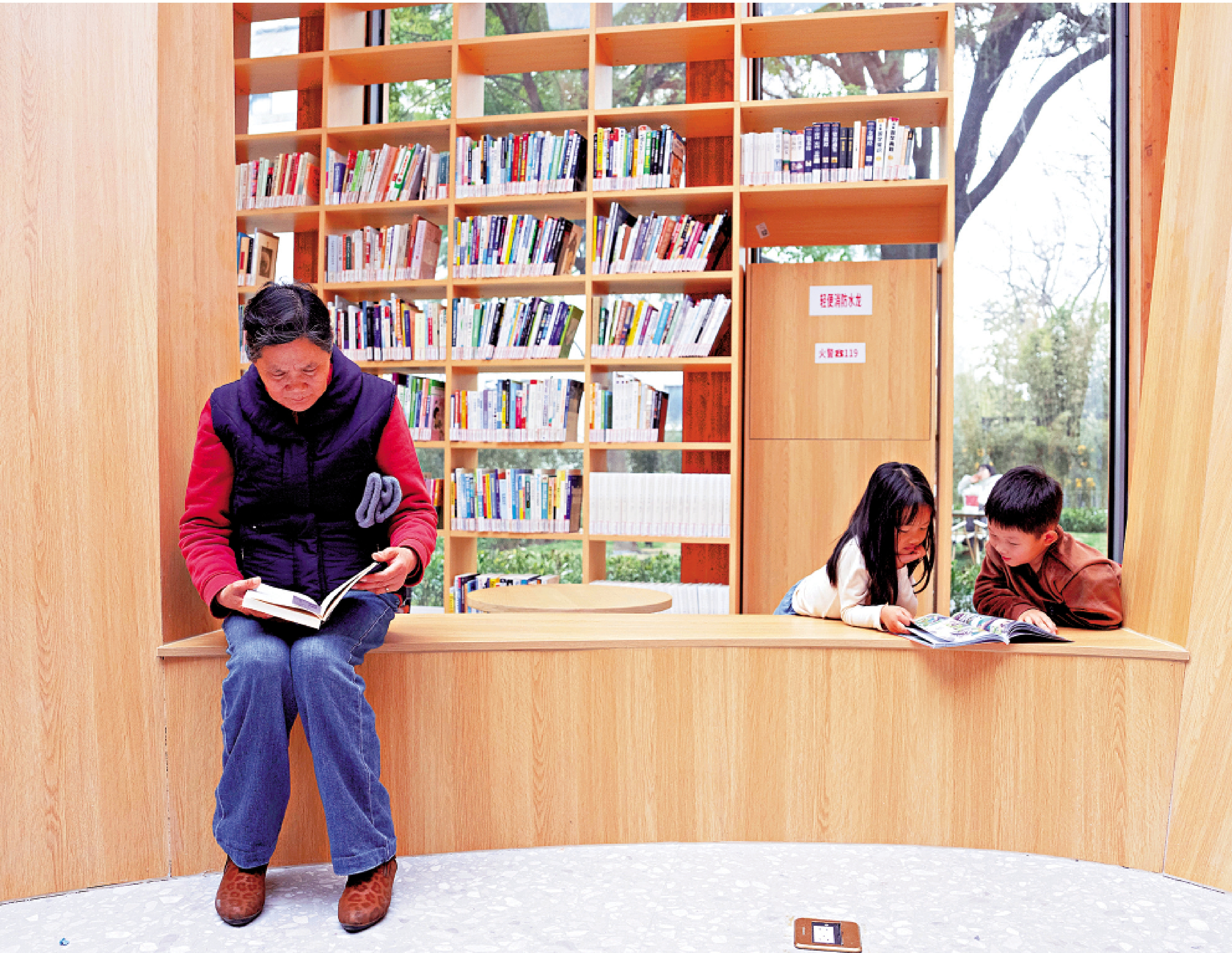 　　圖：市民在蘇州市工人文化宮讀書。\新華社