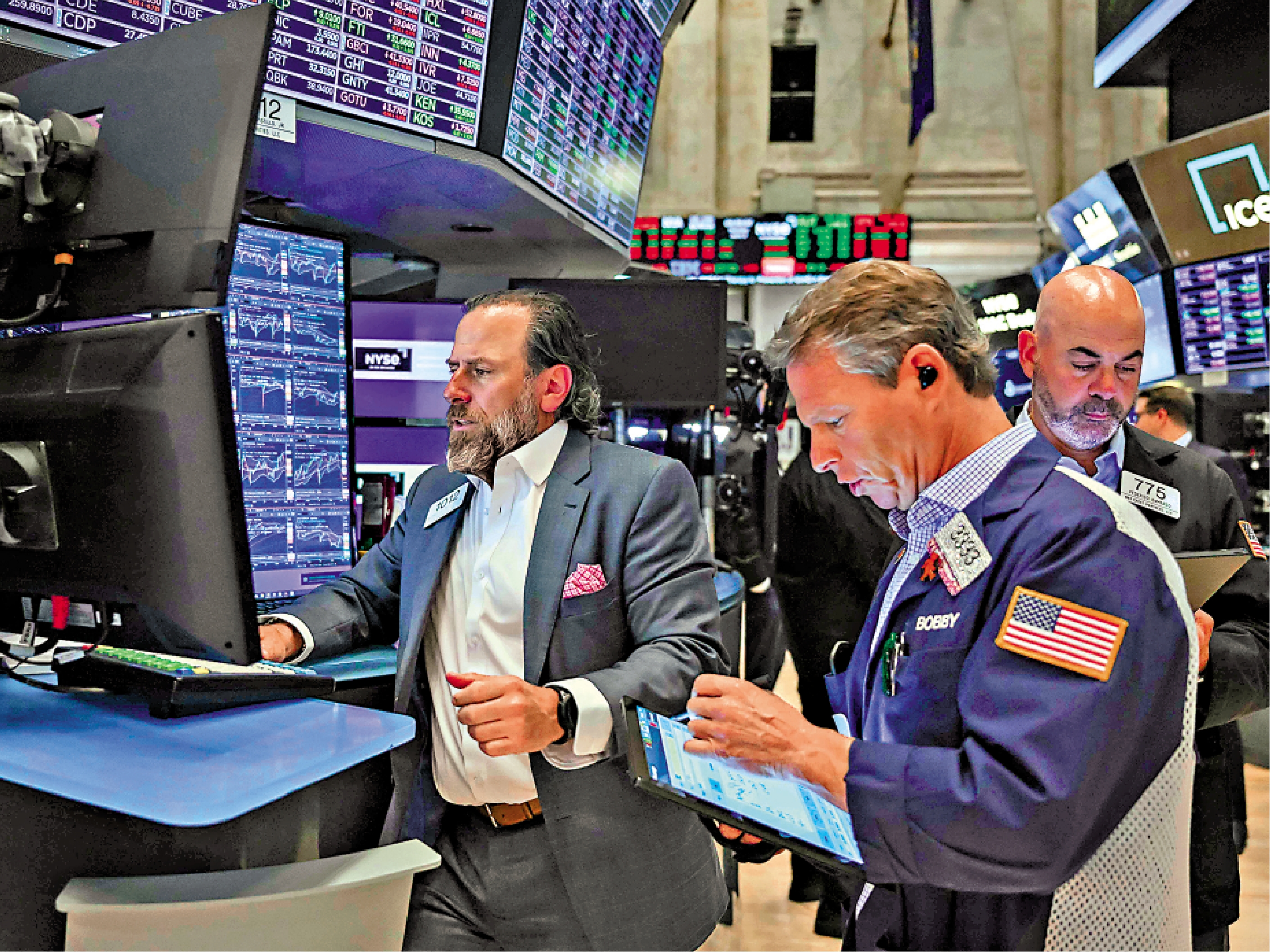 　　圖：紐約證券交易所的交易員在開盤前工作。\法新社