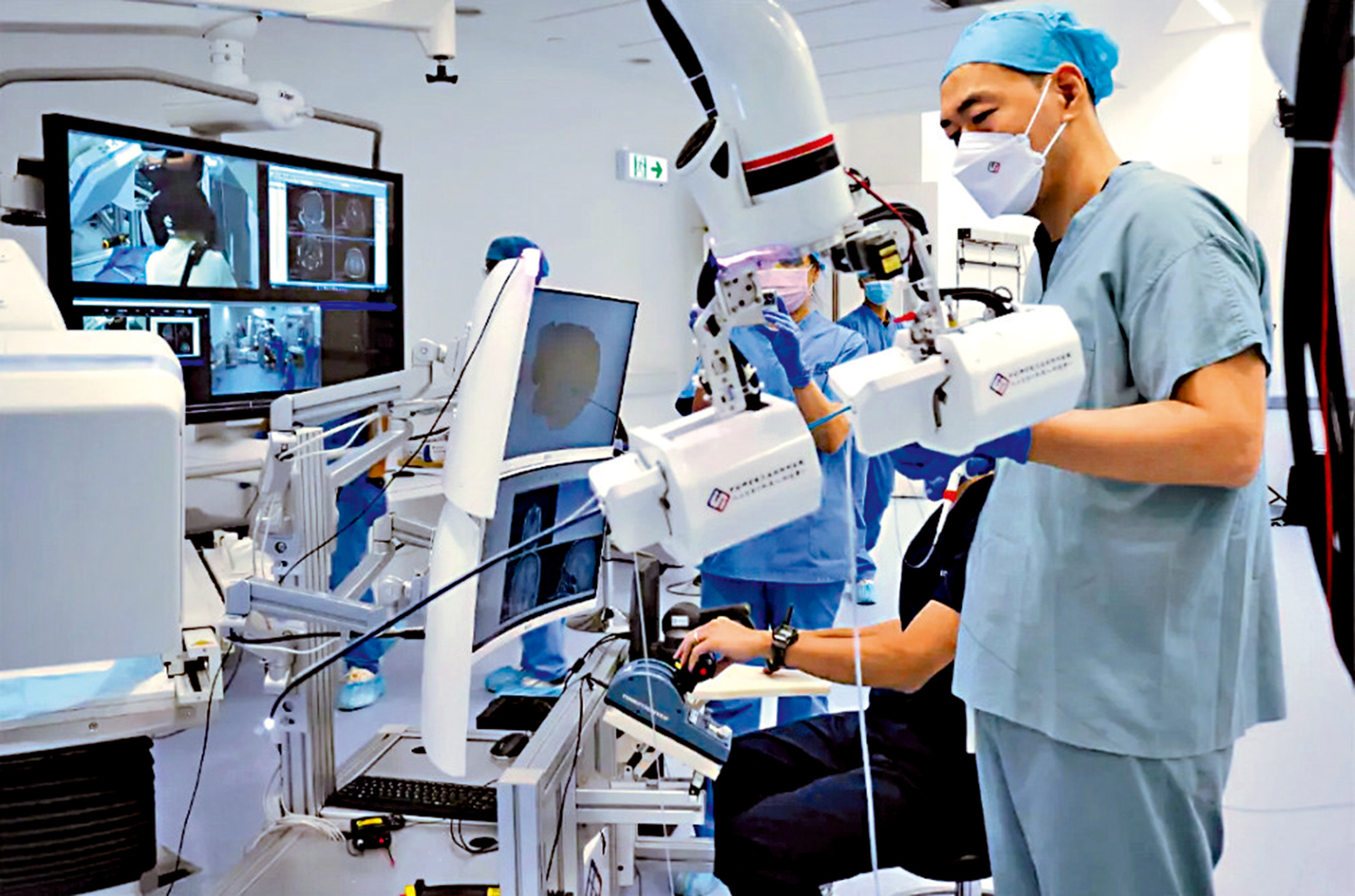 　　圖：2022年9月19日，在香港科學園，劉宏斌帶領項目團隊使用「MicroNeuro」微創柔性手術機器人成功完成國際首例深位顱內活檢手術人體實驗。