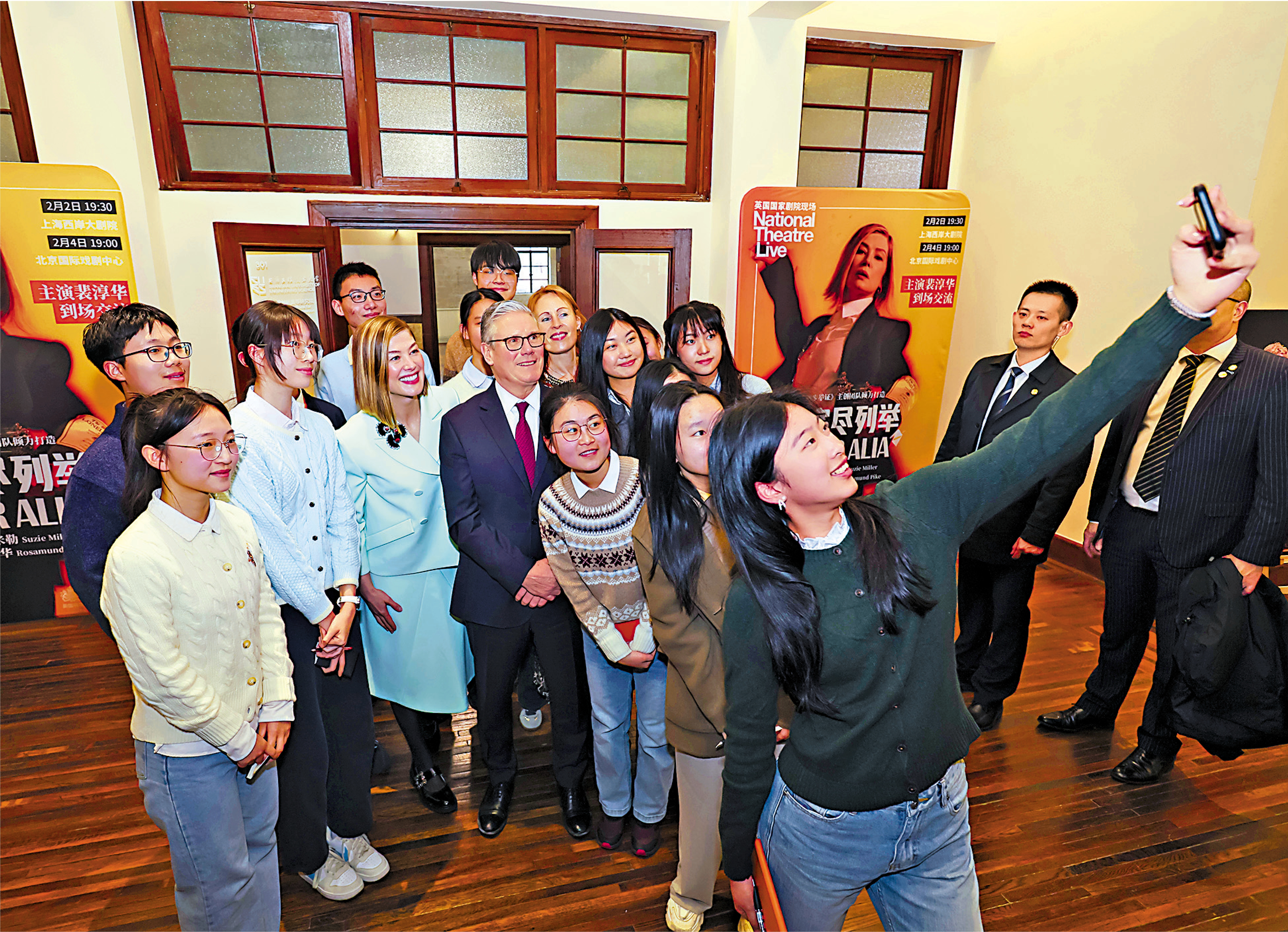 　　圖：1月31日，英國首相斯塔默參觀上海創新創意設計研究院。圖為斯塔默與上海中學生等合影。/新華社