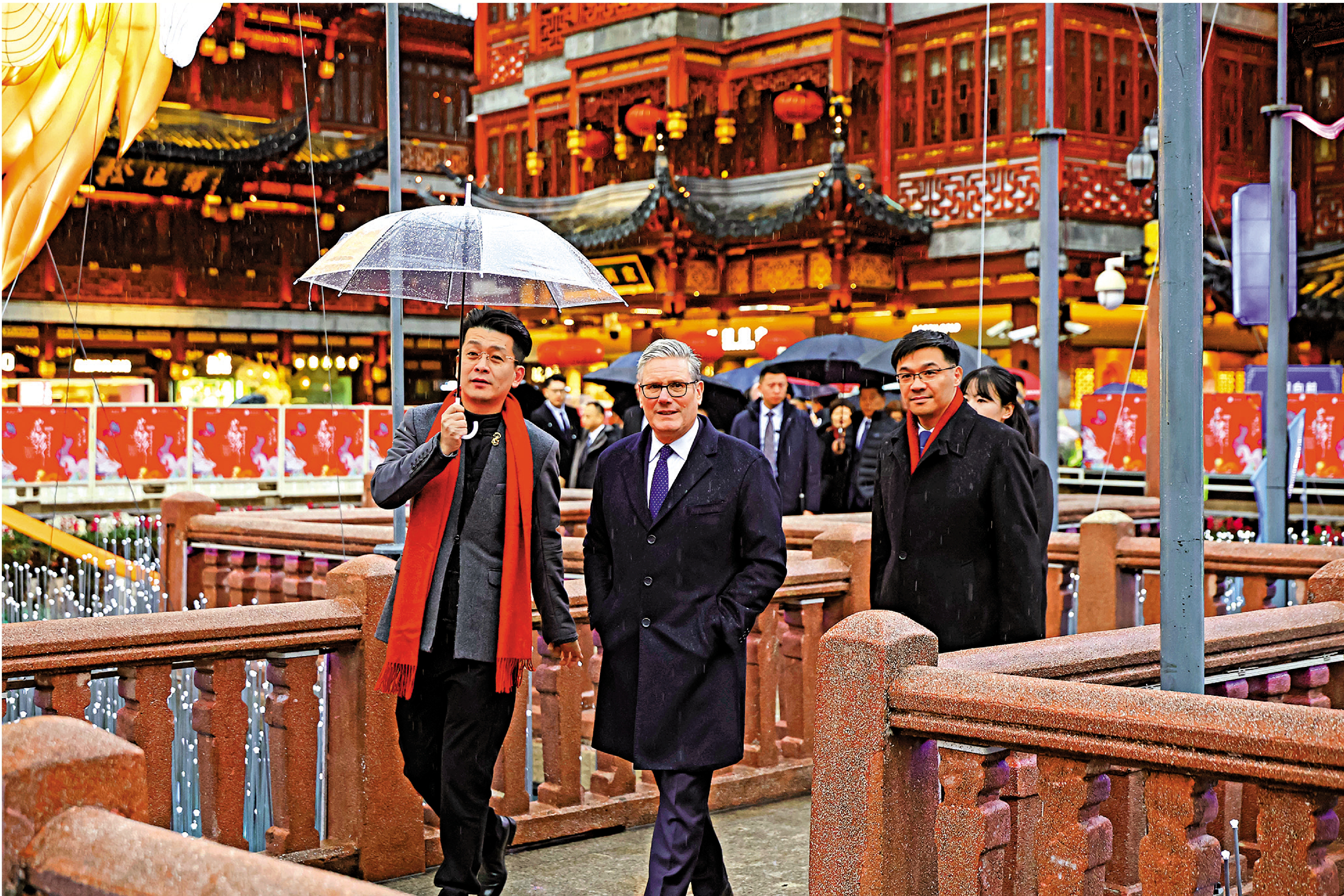 　　圖：1月30日，英國首相斯塔默在上海豫園逛九曲橋。/新華社