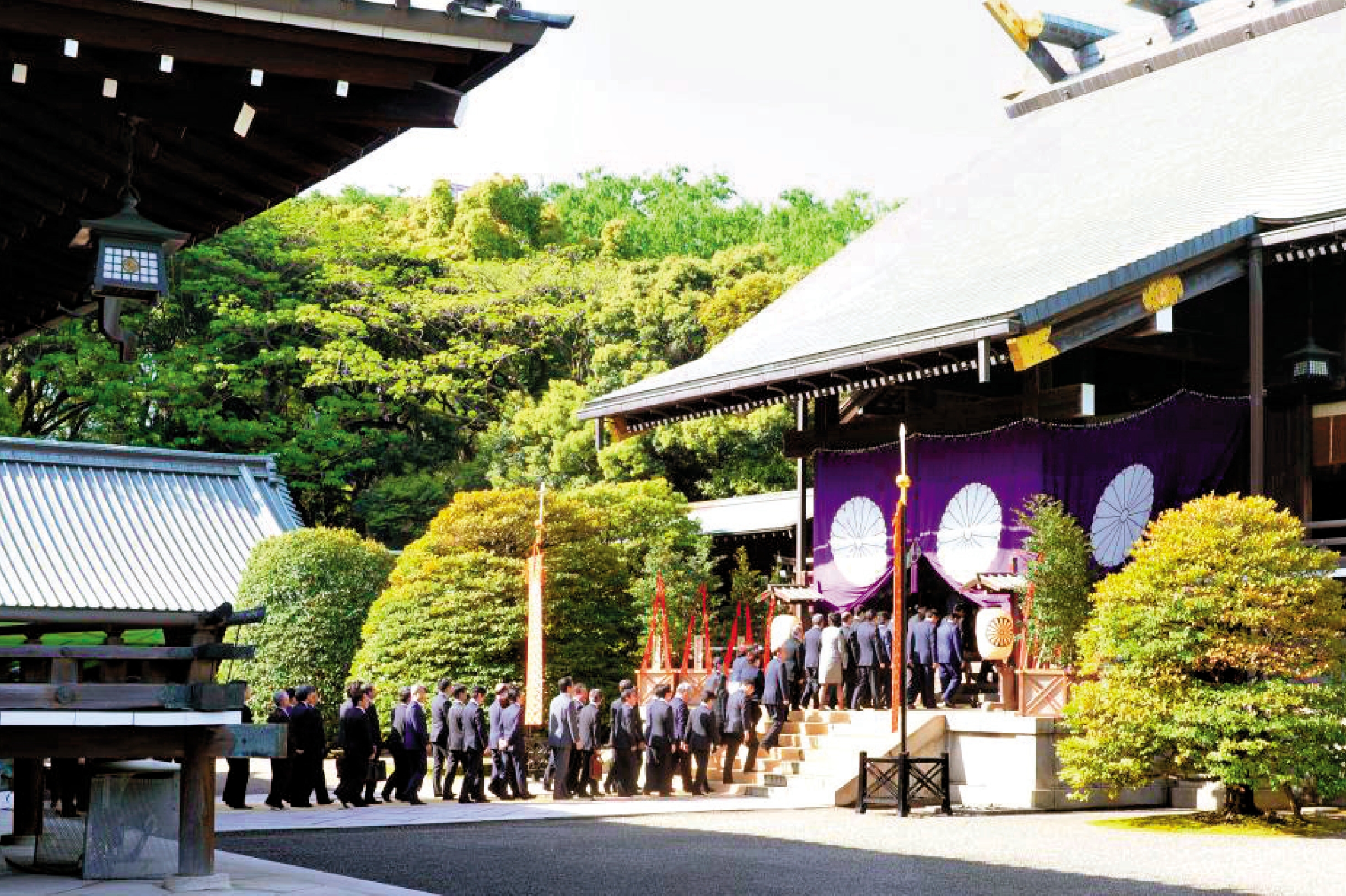 　　圖：2016年4月22日，日本一個跨黨派國會議員團體的議員參拜靖國神社。\新華社