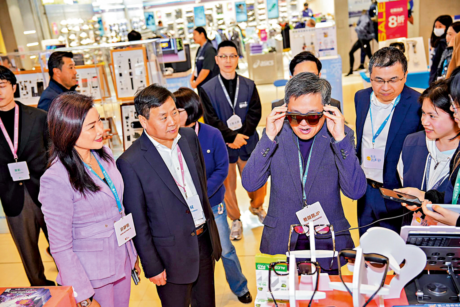 　　圖：「香港創科節」昨日閉幕，一眾嘉賓見證豐碩成果。