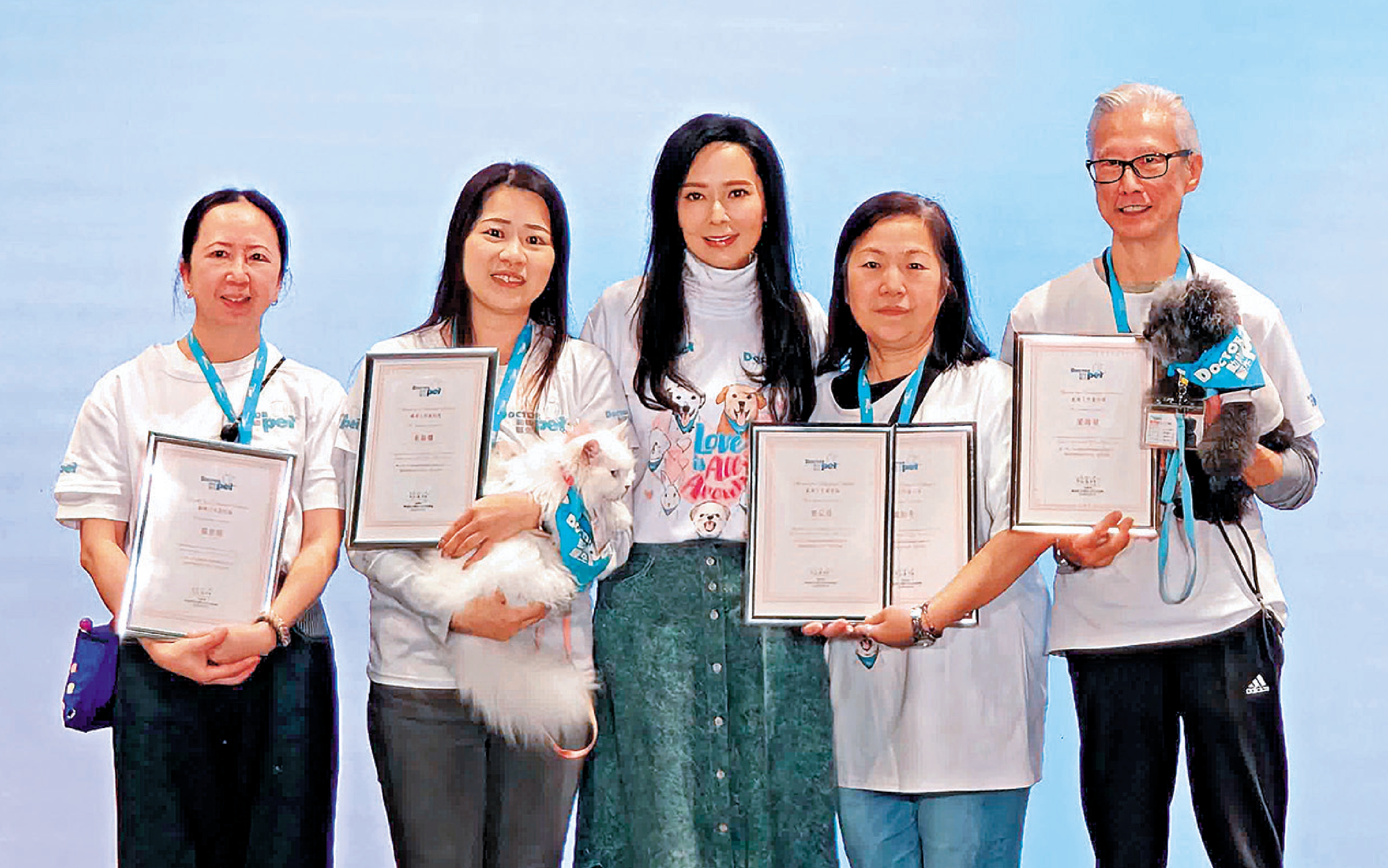 　　圖：郭羨妮（中）頒獎予一眾「動物醫生」。\大公文匯全媒體記者劉鴻霖攝