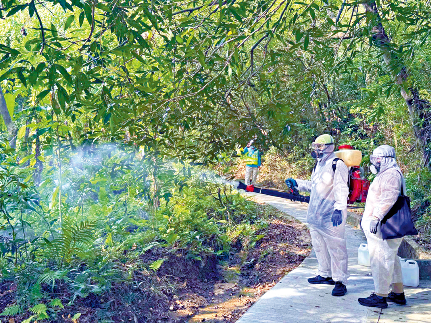 　　圖：本港昨日新增兩宗基孔肯雅熱輸入個案。圖為食環署早前派員滅蚊。