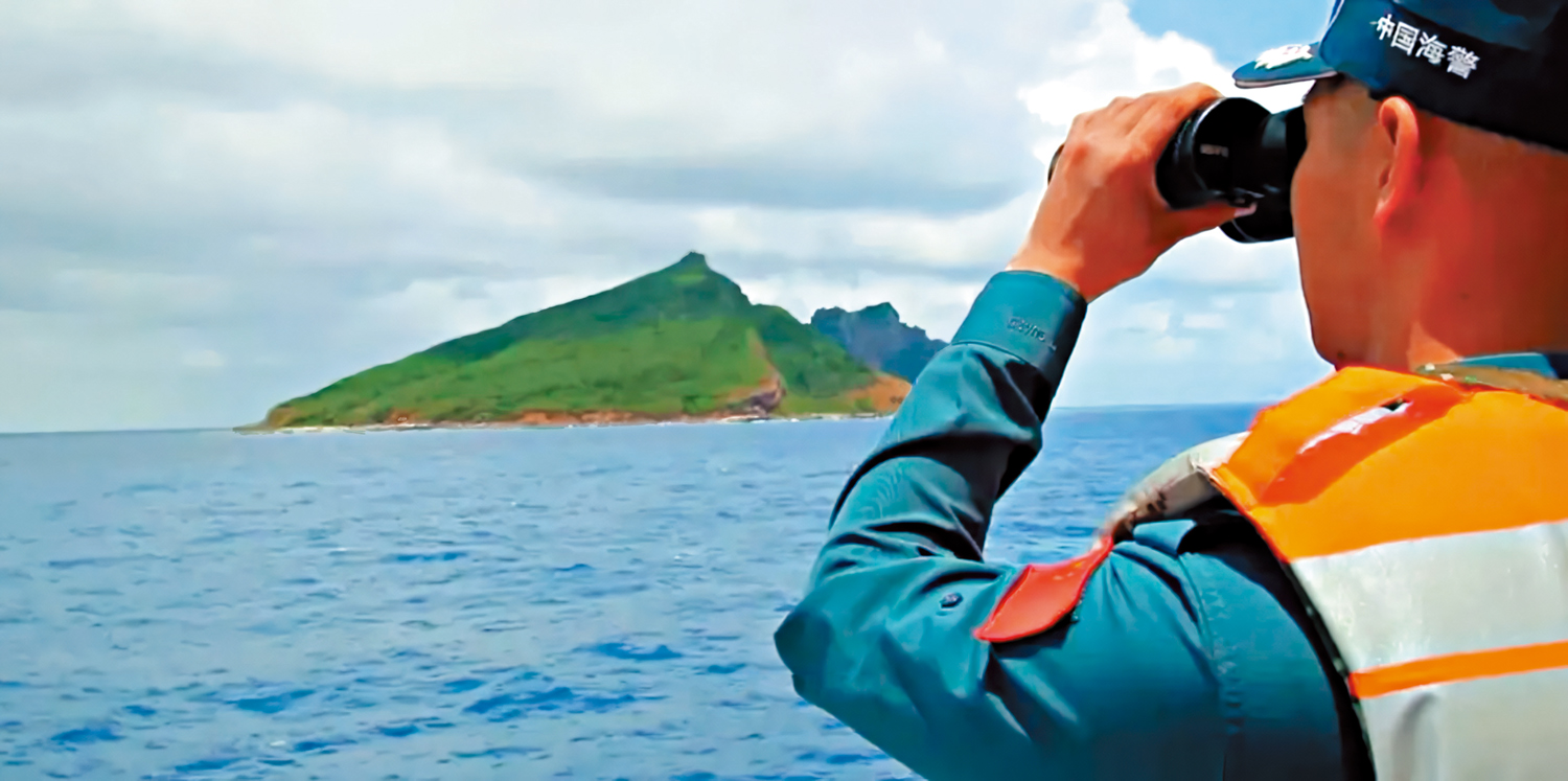 　　圖：在中國海警《執法於海》視頻中，中國海警執法員與釣魚島「同框」，手臂上鮮艷的國旗臂章與釣魚島的海天美景相映成輝。