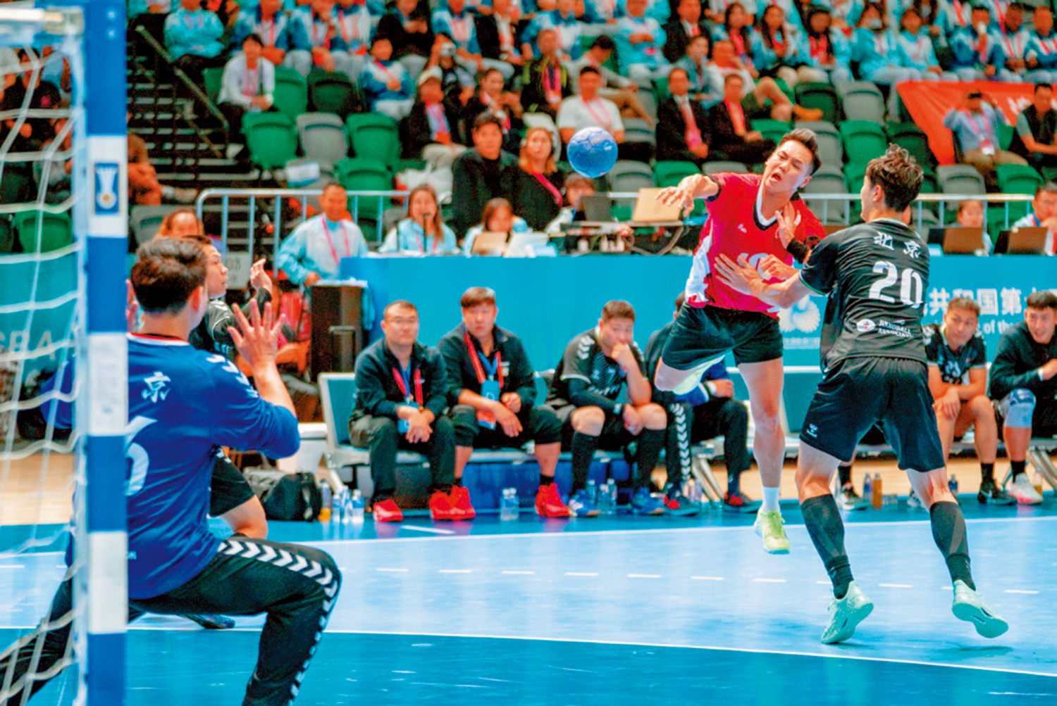 　　圖：香港男子手球隊（紅衫）去年在全運會季軍戰對陣北京隊。