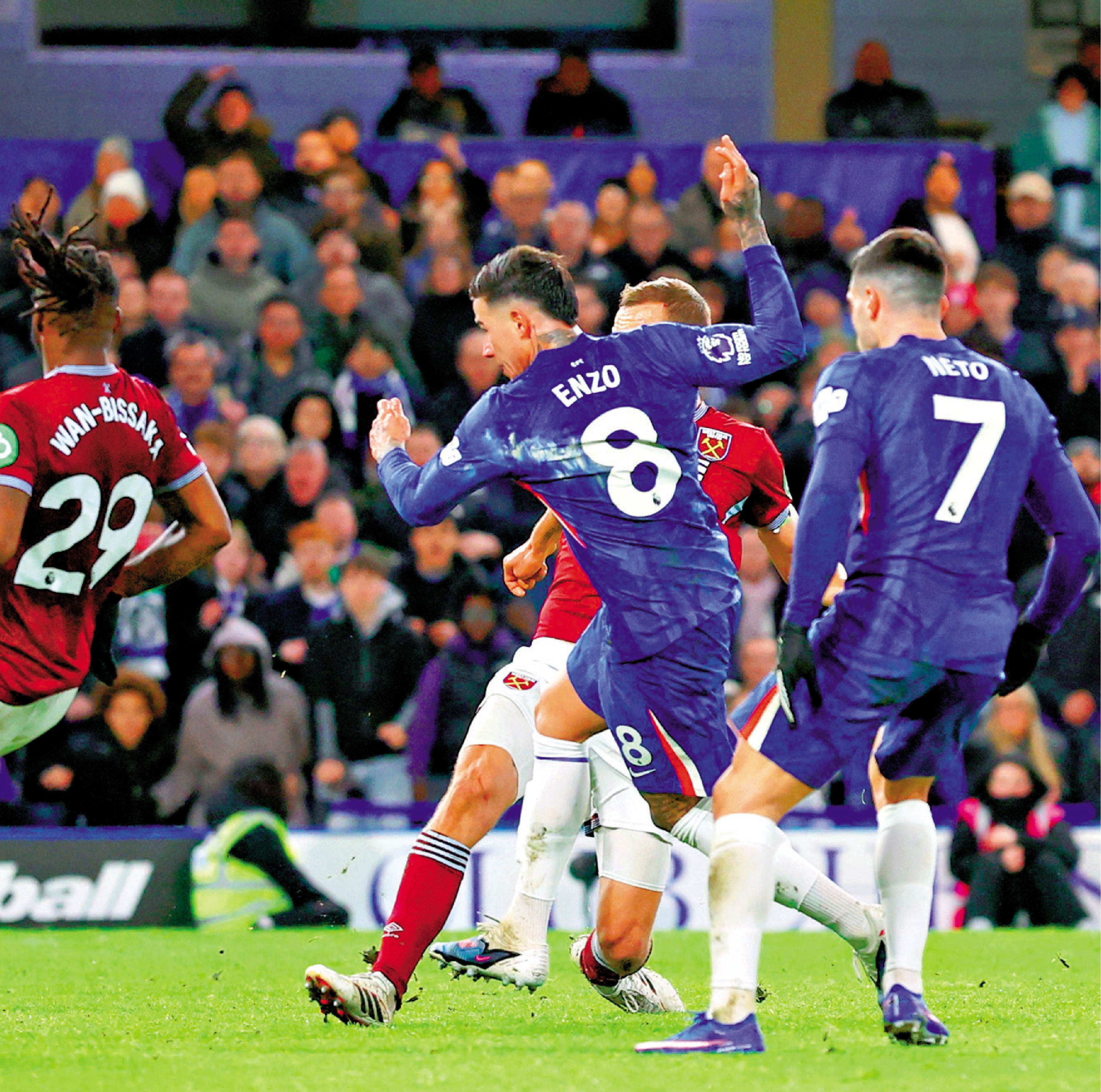 　　圖：安素（藍衫8號）補時建功，協助車路士3：2絕殺韋斯咸。\路透社