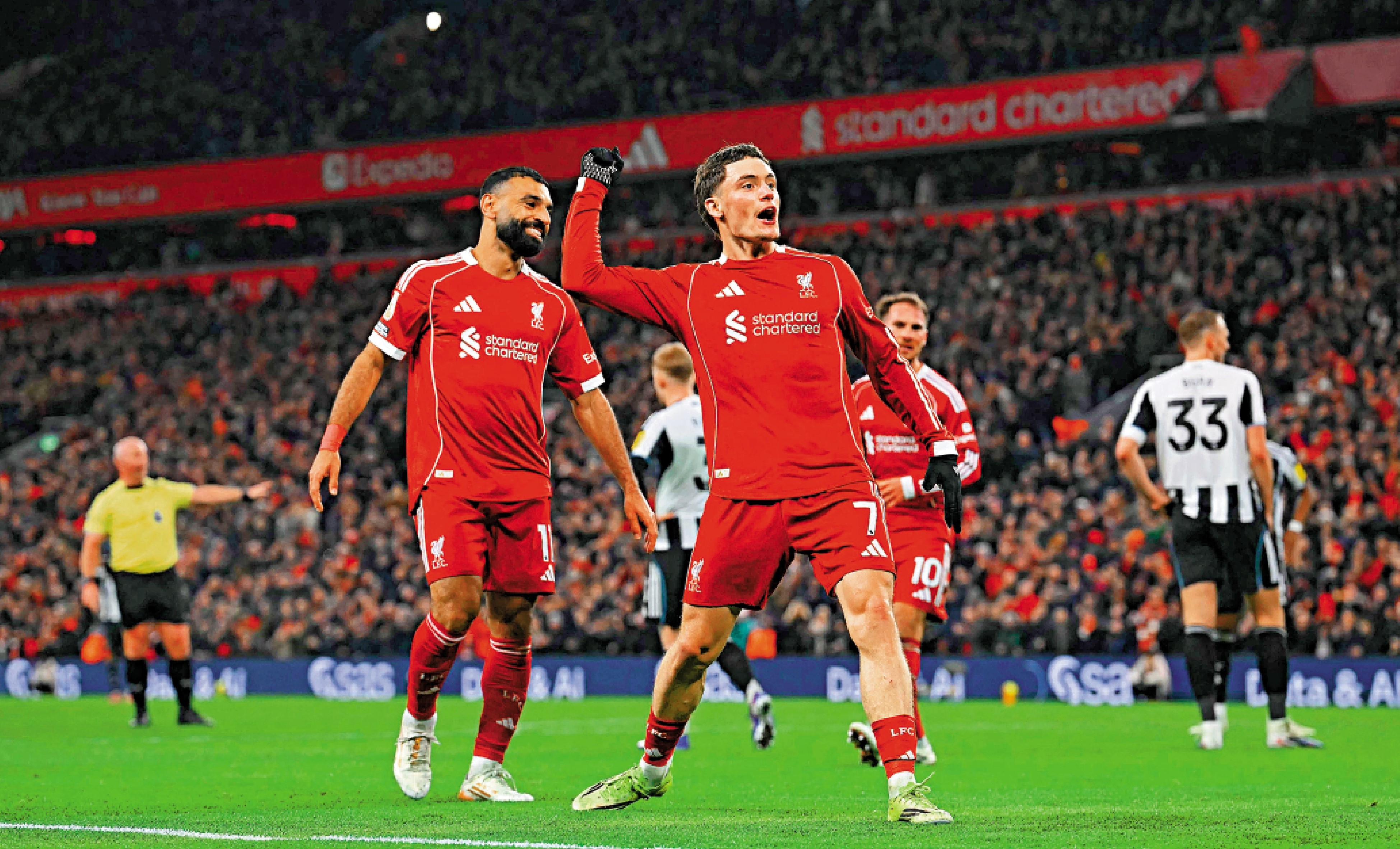 　　圖：華迪斯（右）取得個人近10場第6個入球後，與助攻者沙拿一同慶祝。\法新社