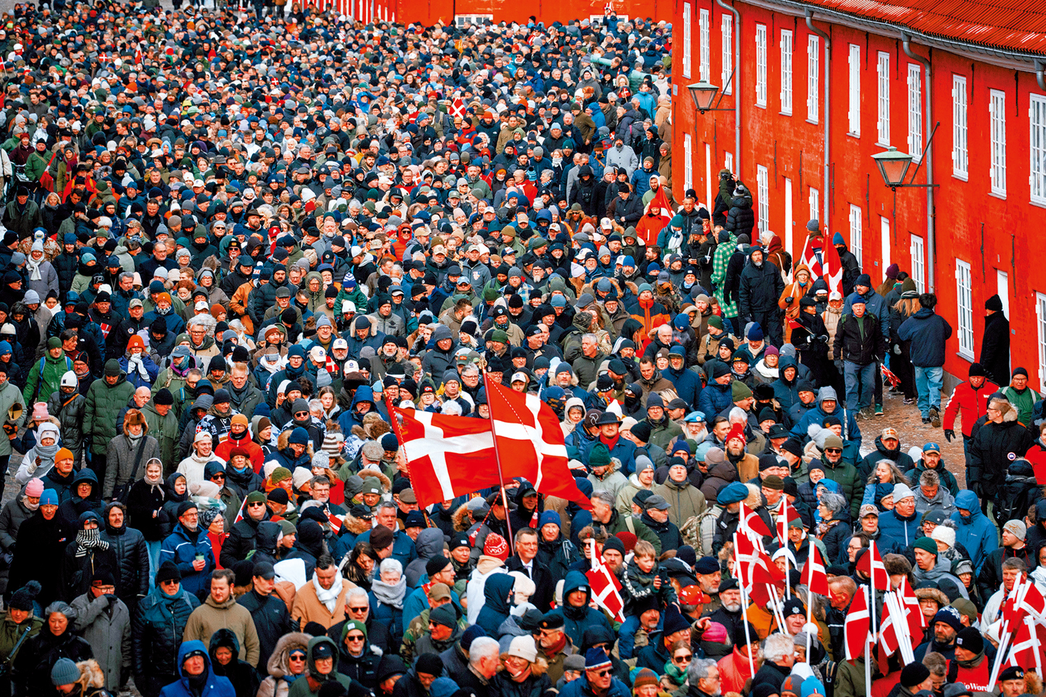 　　圖：數千人1月31日在哥本哈根美國大使館外參加反對特朗普的示威。\美聯社