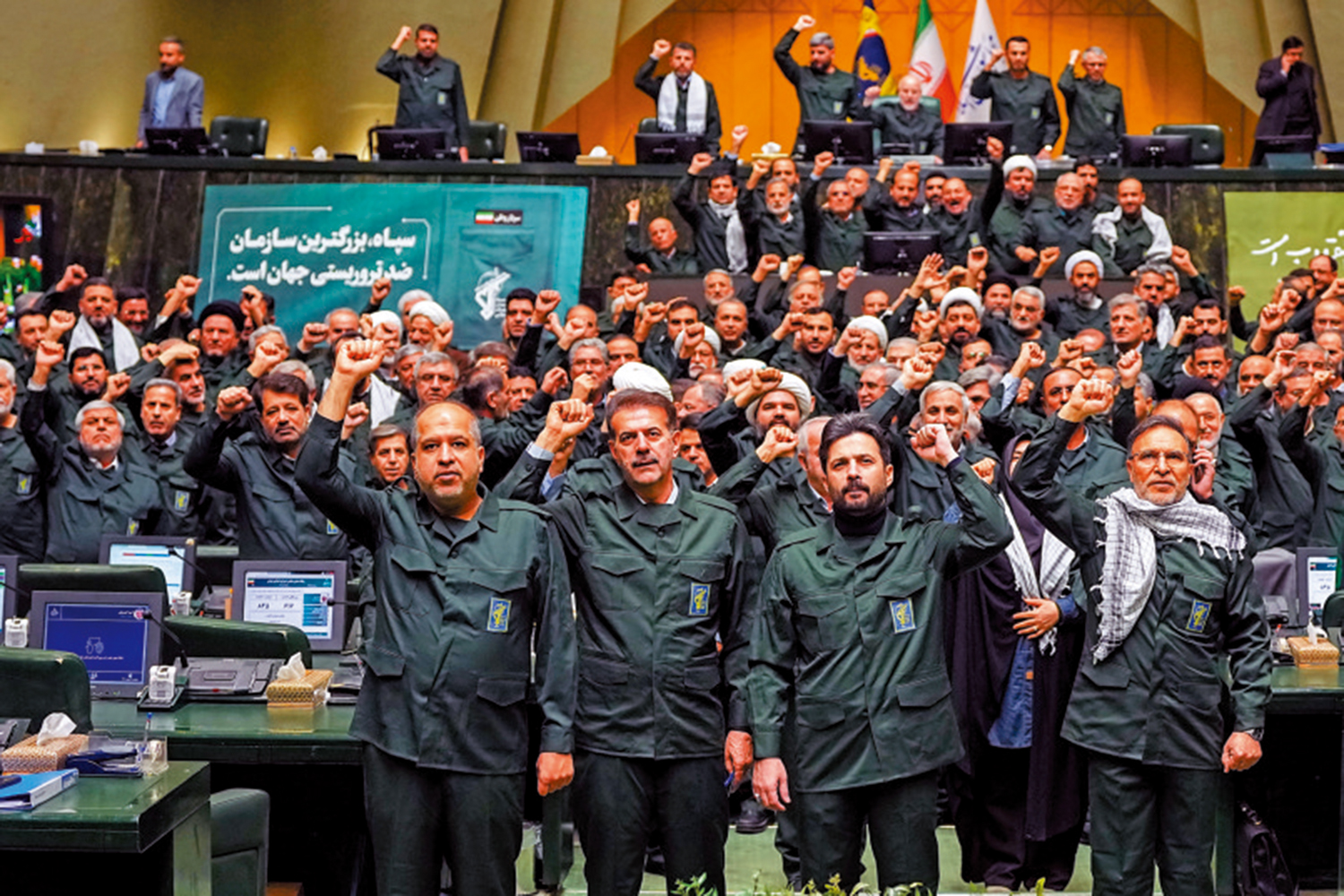 　　圖：伊朗議員2月1日高呼反對美國的口號。\美聯社