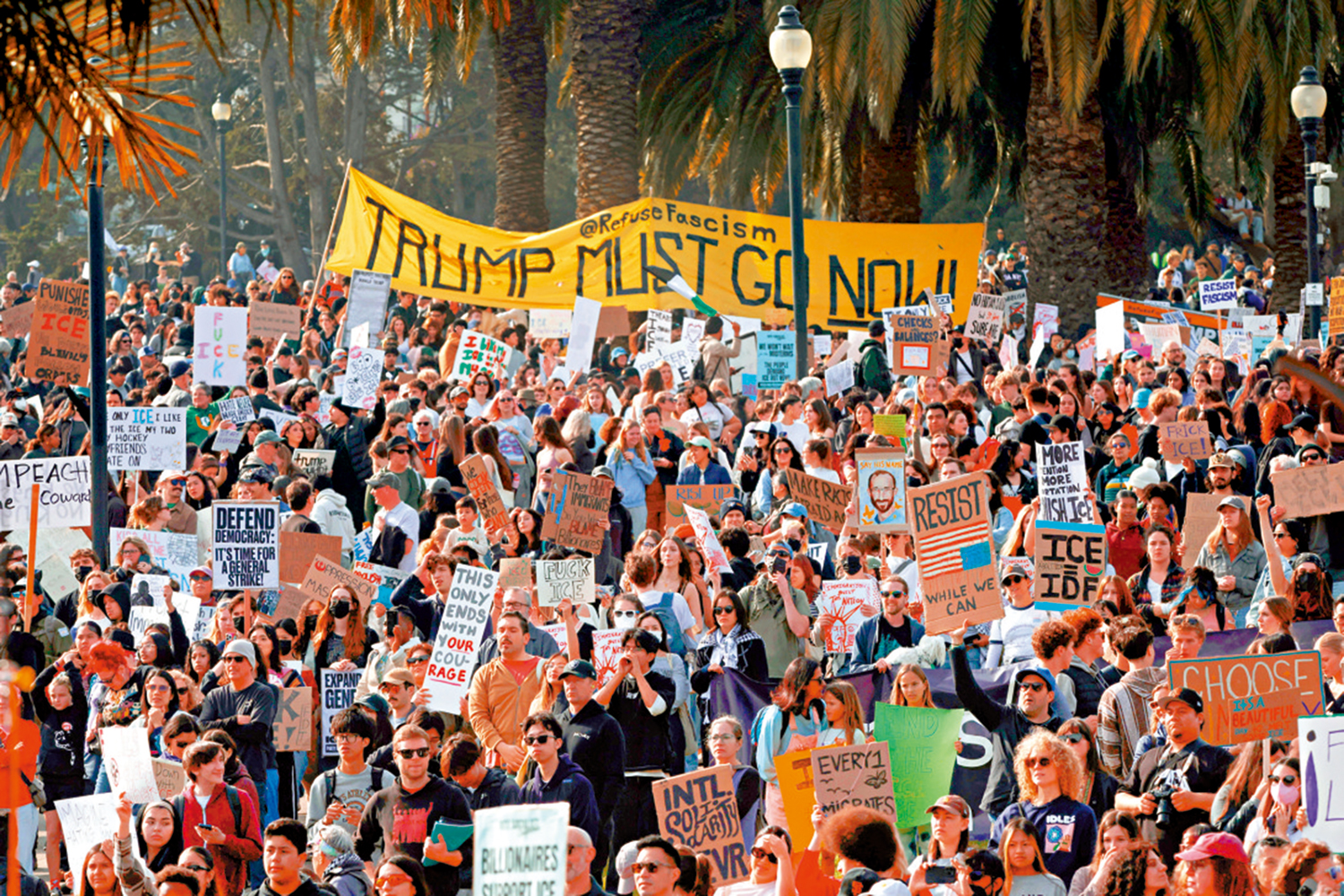 　　圖：1月30日，美國民眾在三藩市示威，抗議聯邦執法人員暴力執法。\美聯社