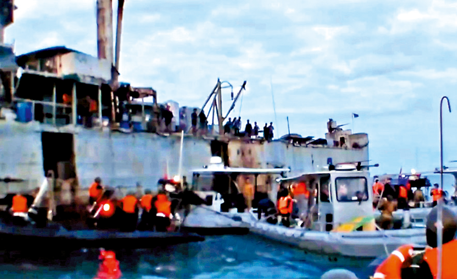 　　圖：《執法於海》披露了2024年6月17日中國海警處置菲方侵闖仁愛礁的畫面。