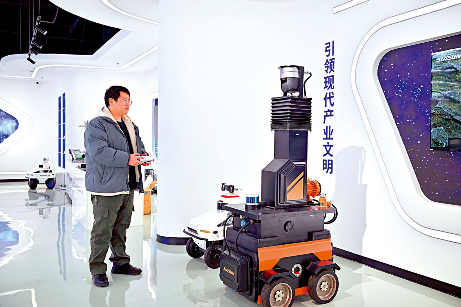 　　圖：在地方兩會上，「人工智能」被寫入多地政府工作報告。圖為工作人員操控一礦井無人巡查機器人。\新華社