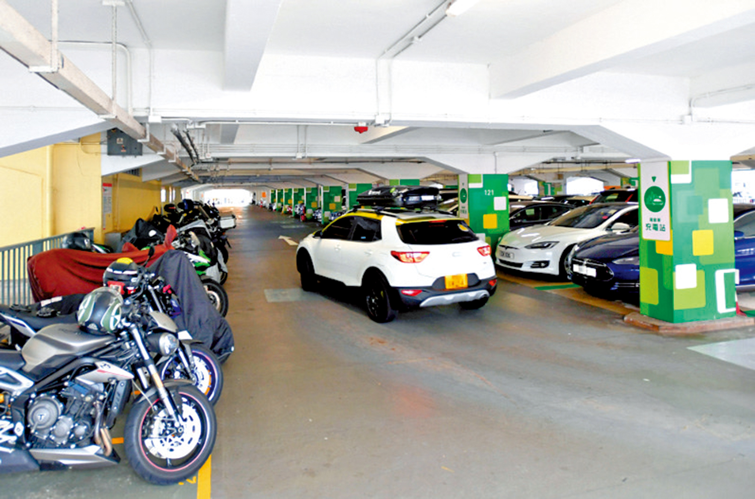 　　圖：新收費安排下，私家車月租會加一百五十元。