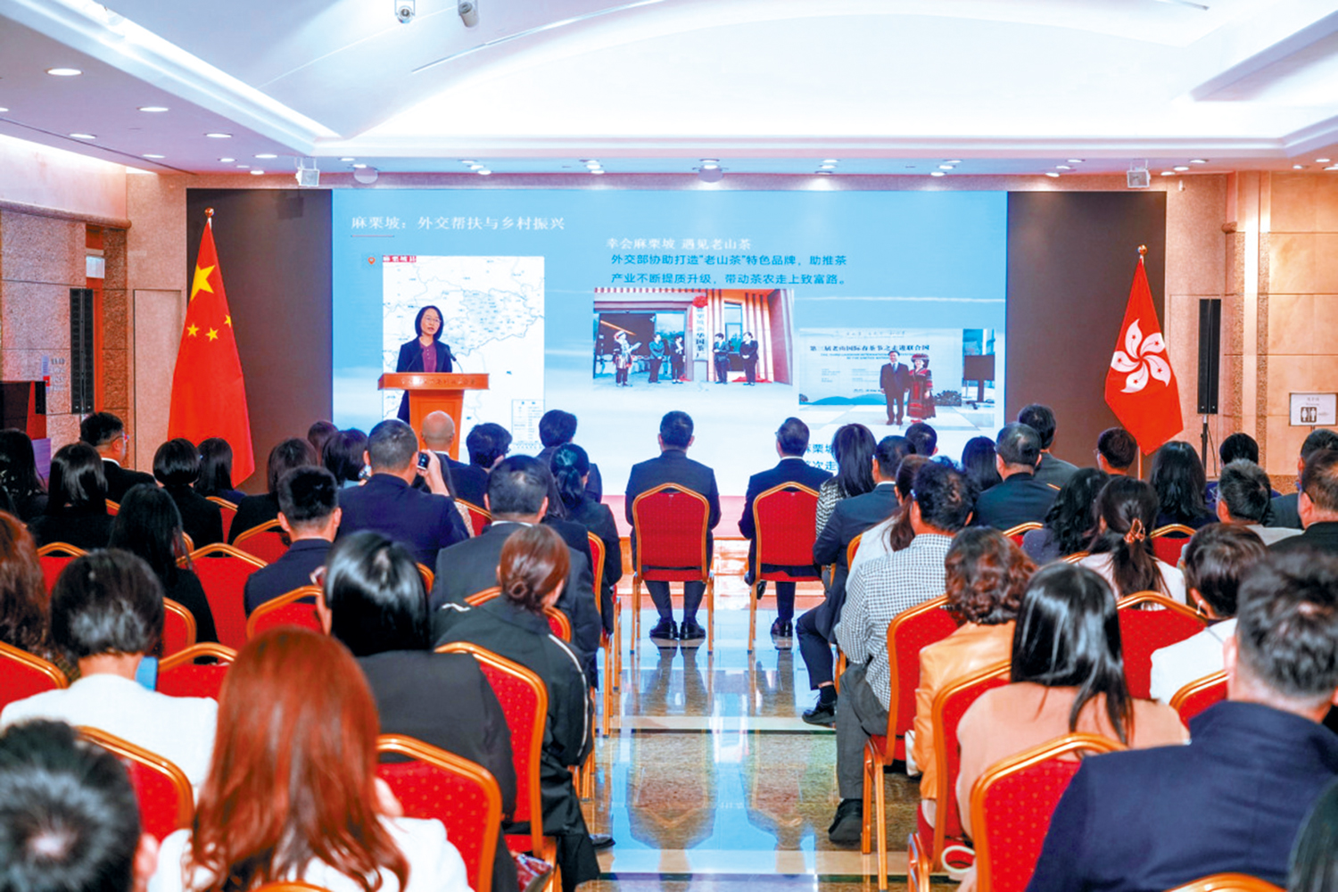 　　圖：多名去年參與計劃的學員在台上分享經歷及心得。