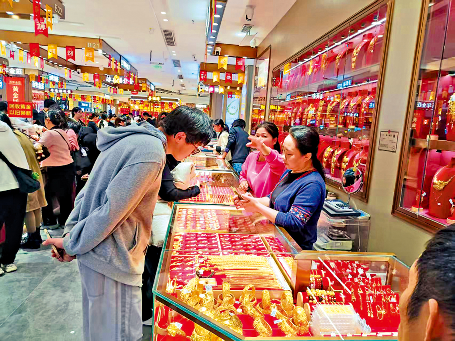 　　圖：趁國際金價大跌，眾多顧客前來深圳水貝購買黃金飾品。\大公報記者李昌鴻攝