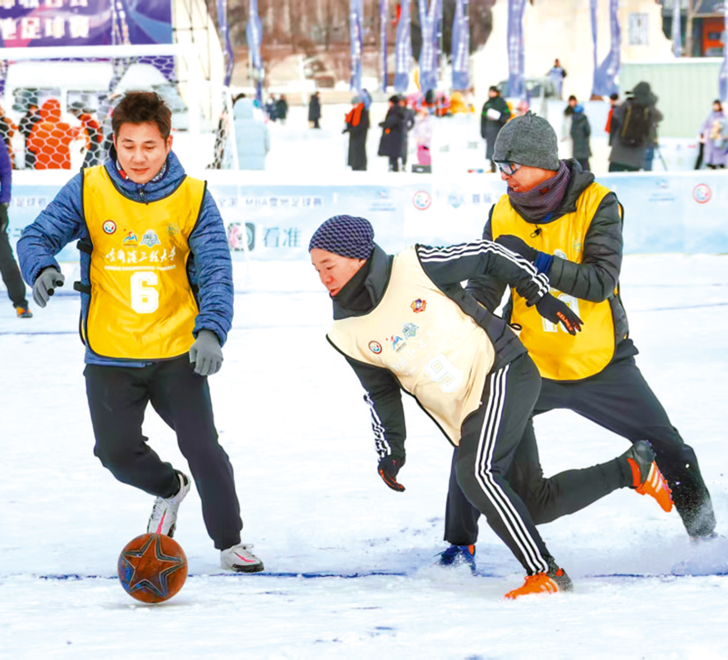 　　圖：香港中文大學隊員（右二）在比賽中進攻。