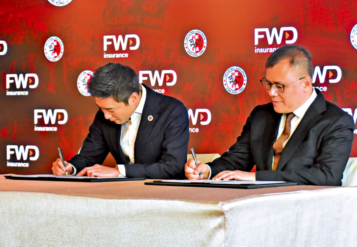 　　圖：足總主席霍啟山（左）出席簽約儀式。\大公報記者張銳攝