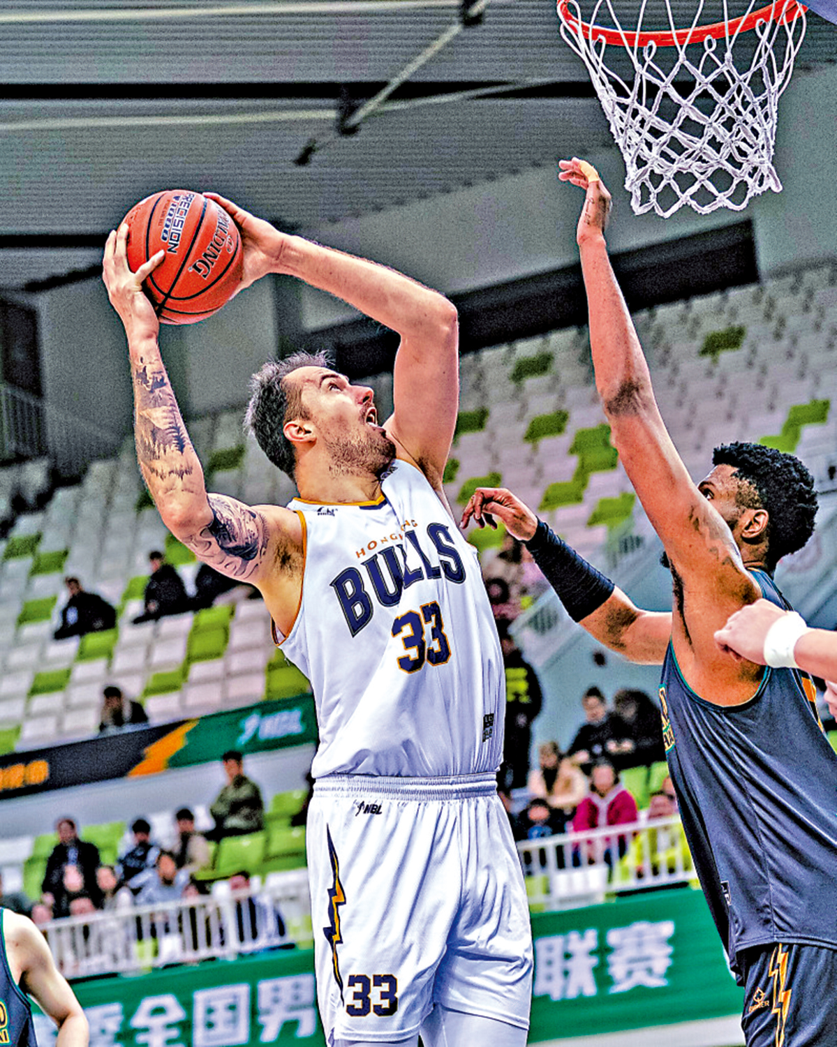 　　圖：金牛中鋒巴爾文（左）表現全面。