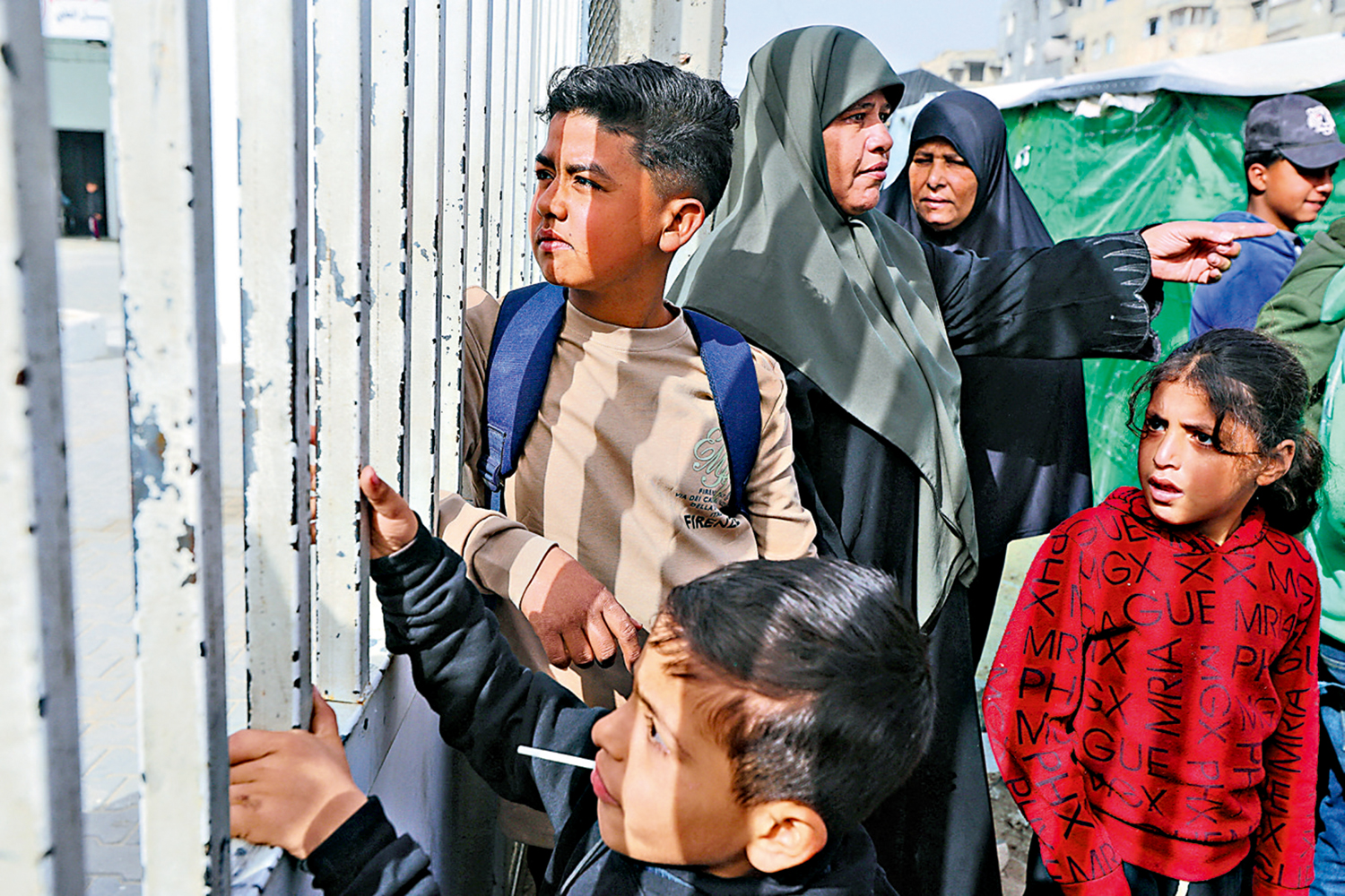 　　圖：巴勒斯坦傷病員及其親屬2日在拉法口岸等待以方放行。\路透社