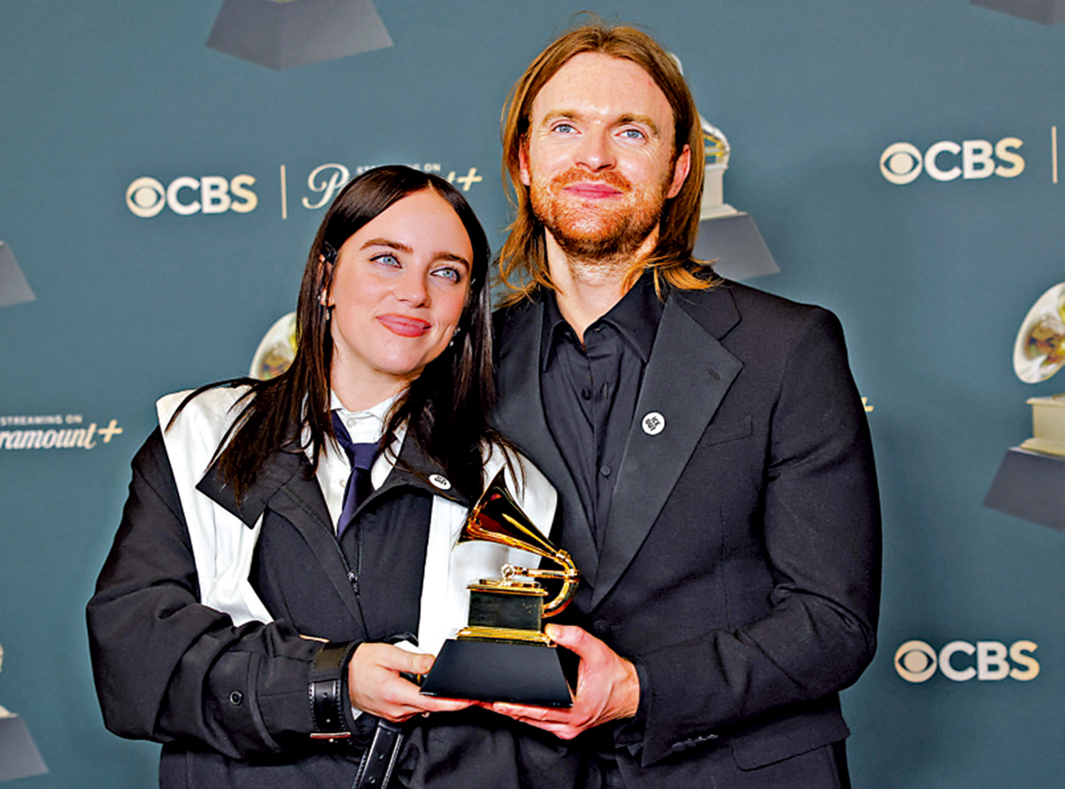 　　圖：Billie Eilish與哥哥一同佩戴反對ICE的徽章出席格林美頒獎典禮。\路透社